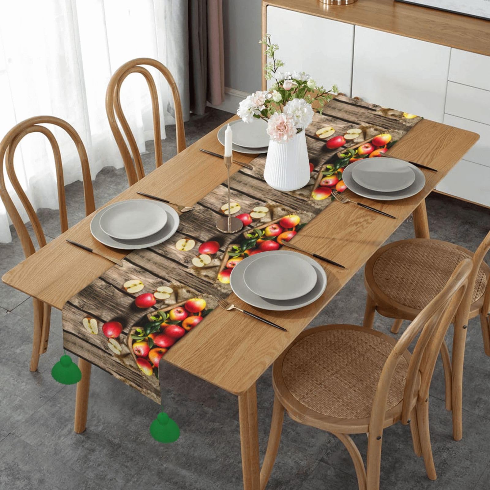 Chemin de table de Noël en bois rustique idéal pour sublimer vos fêtes