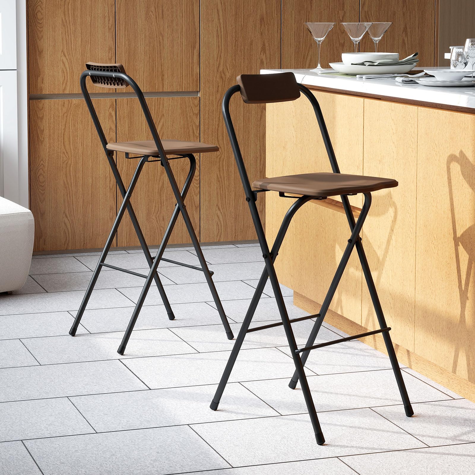 GIANTEX Set di 2 Sgabelli da Bar Pieghevoli, Sedie per Esterni con Schienale Inclinabile, Seduta Curvata e Poggiapiedi, Sgabelli Alti con Struttura in Metallo per Balcone, Terrazza, Giardino (Marrone)