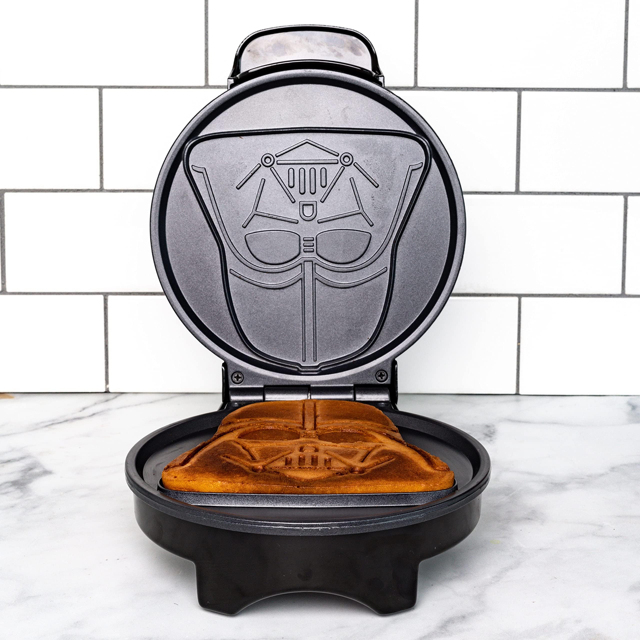 Amazon.com: Uncanny Brands Star Wars Darth Vader Waffle Maker- The