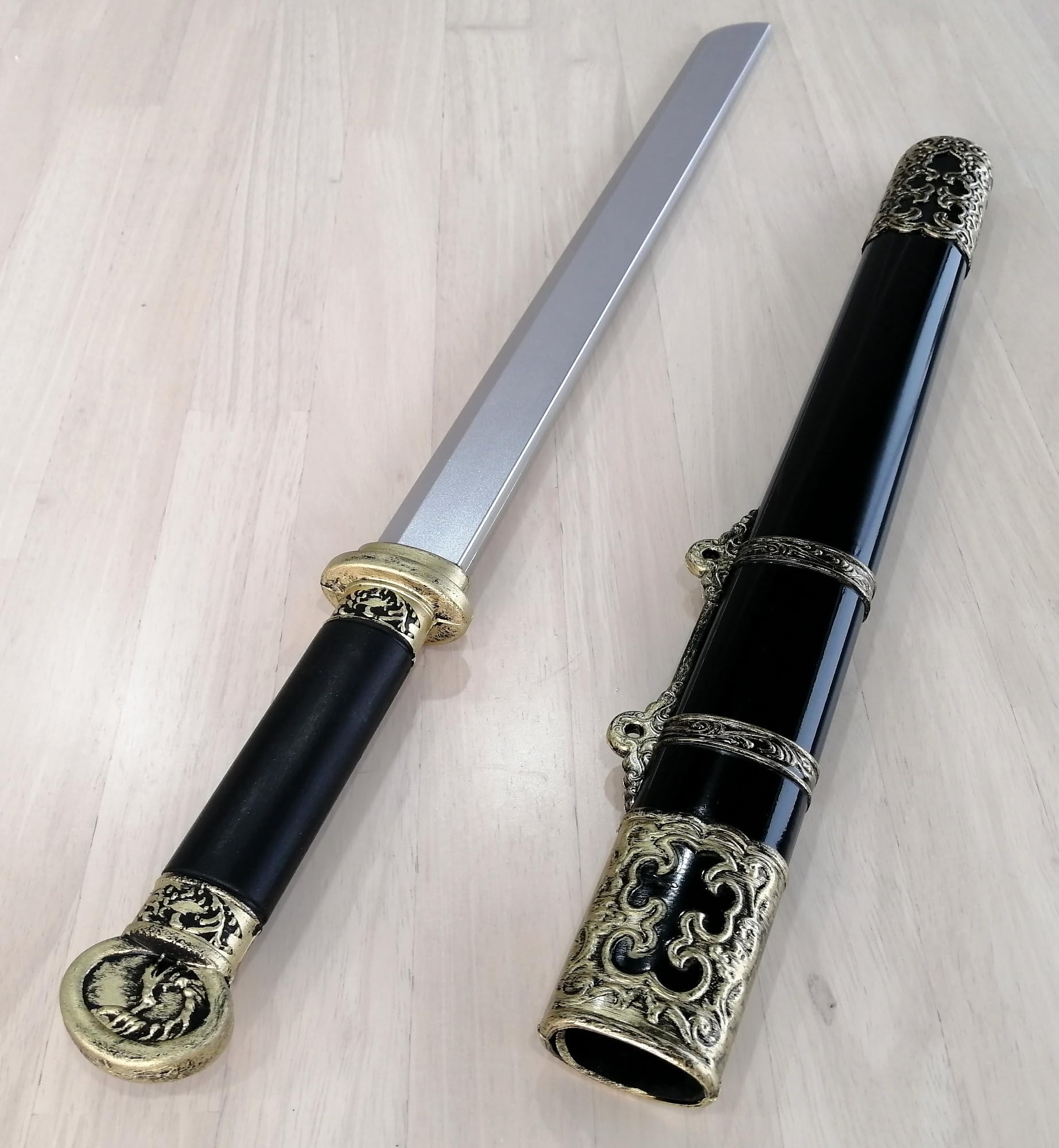 Amazon.co.jp: 唐刀 鞘付き コスプレ用 模造刀 約65cm PU製 軽量 唐