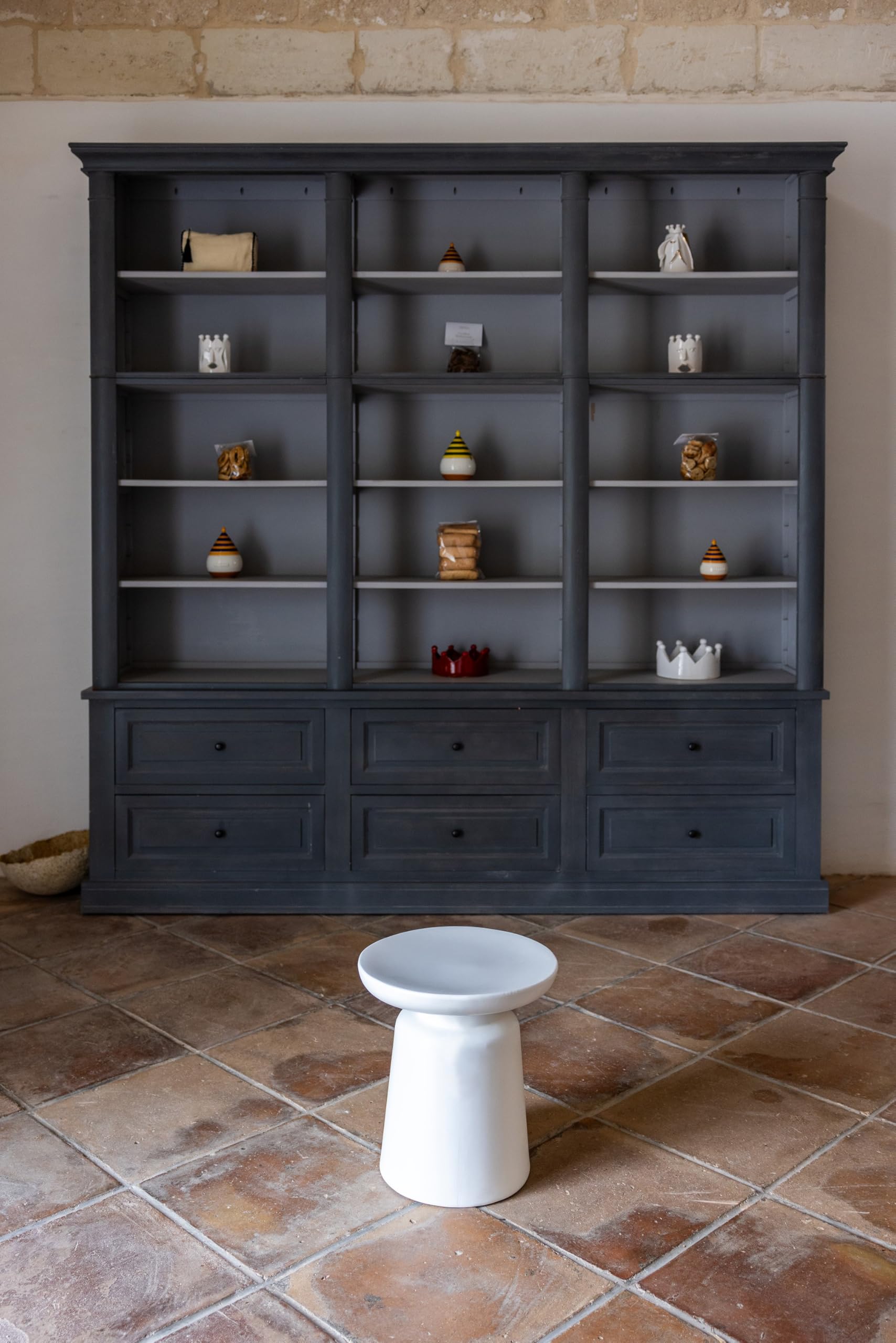 Kloris Tavolino Sgabello basso bianco in polietilene per interni ed esterni h 40 cm diametro 38 cm. Made in Italy.