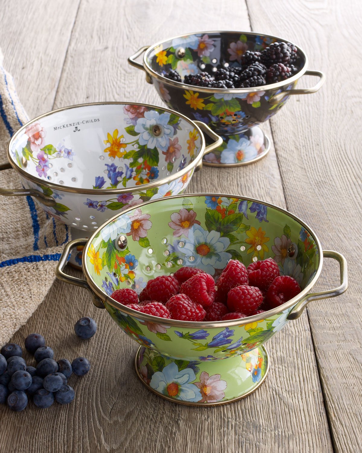 マッケンジーチャイルズ　コランダー Amazon.com: MACKENZIE-CHILDS Enamel Colander, Kitchen Sink