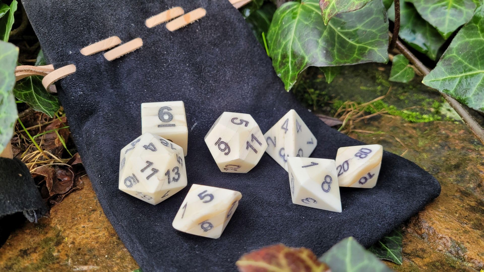 Juego de rol medieval de 7 piezas de hueso hecho a mano, con funda de piel negra, dados W4-W100, números grabados, producto natural (hueso)