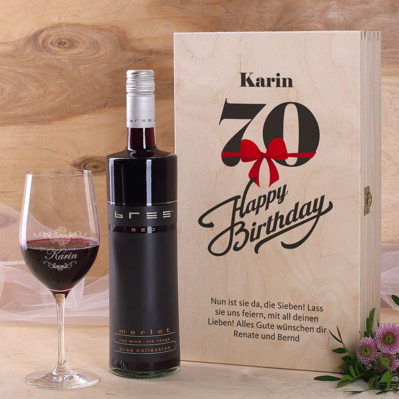 Herz & Heim® Bree Wein Geschenkkiste zum 70. Geburtstag mit graviertem Weinglas und Bree Wein zur Auswahl in Rot
