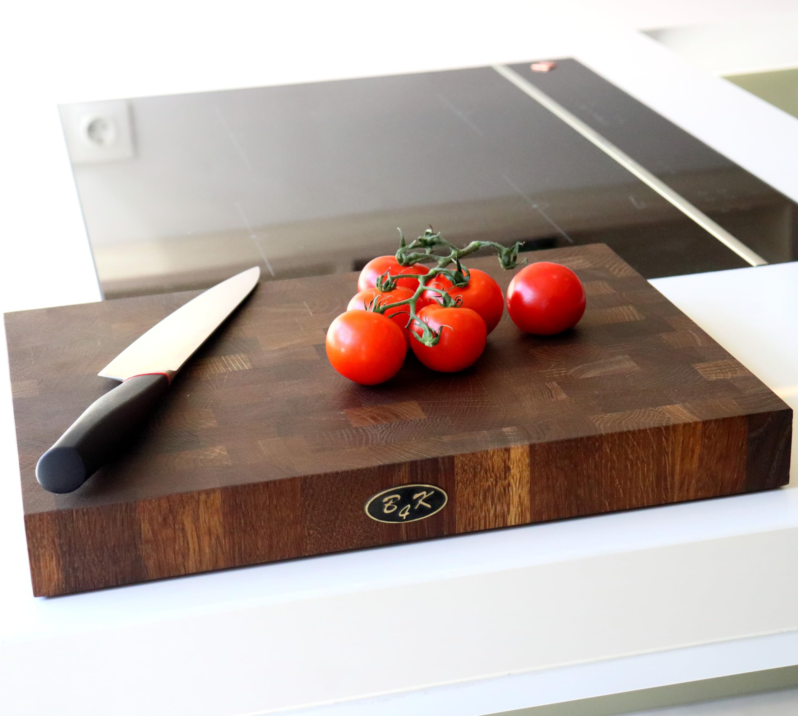 B4K® Tagliere in legno di quercia 37x27x4,3 cm | Con maniglie e piedini in silicone | Antibatterico e oliato | Tagliere da cucina artigianale