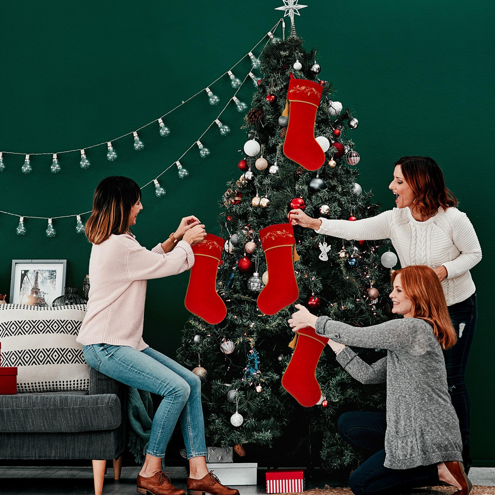 Kinlop 4 Stück 45,7 cm große rote Weihnachtsstrümpfe, Stechpalme, bestickt, Samt, Weihnachtsstrumpf, hängende dekorative Strumpf für Weihnachten, Familie, Kamin, Urlaub, Party-Dekorationen