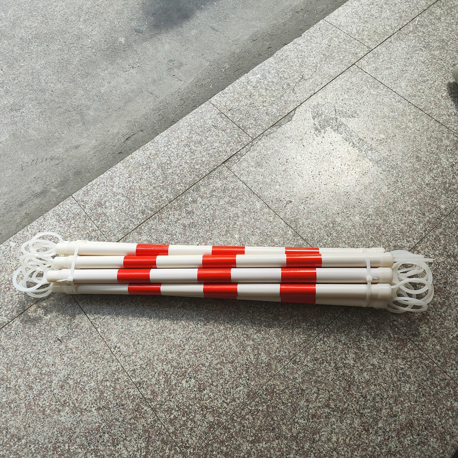 Barra de conos de tráfico Poste de cono retráctil de seguridad vial de 3,9 a 7,2 pies (paquete de 4), conectores de cono de plástico flexible, divisor de seguridad temporal(Red)