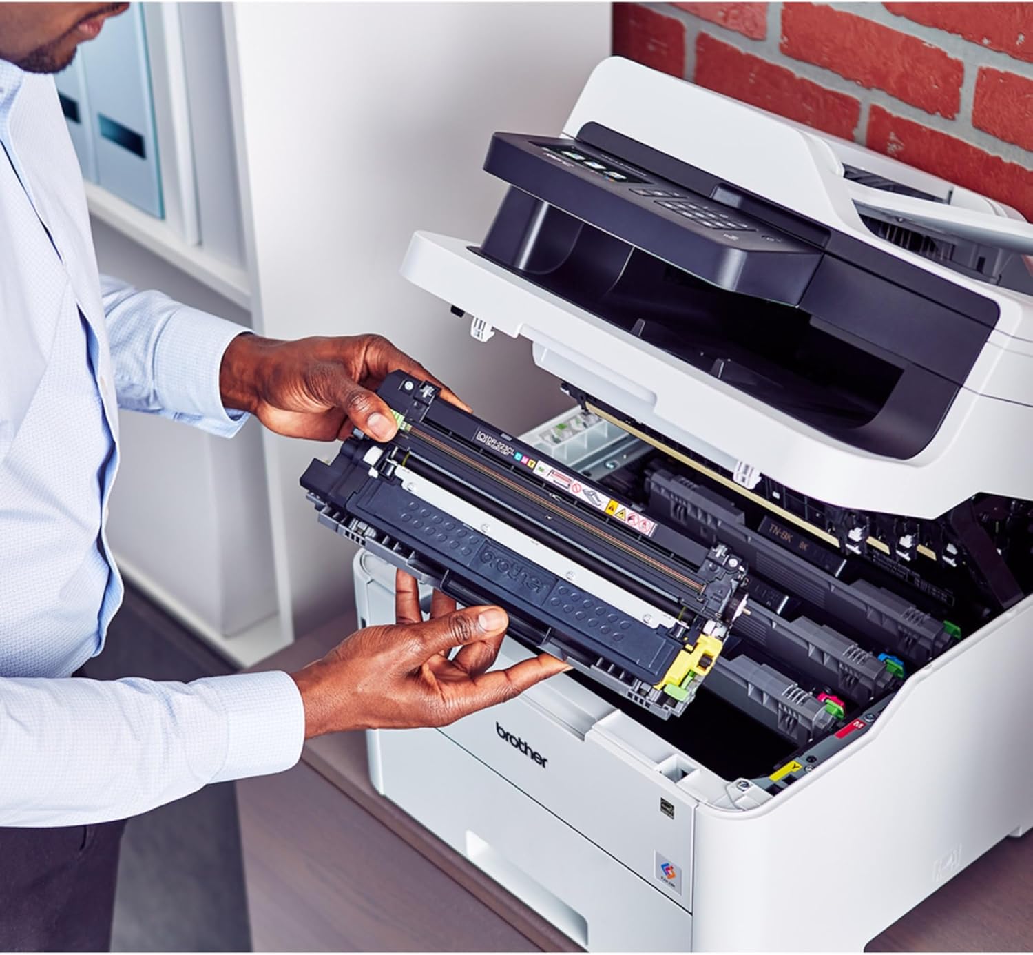 Installation de la cartouche de toner dans l'imprimante Brother MFC-L3750CDW