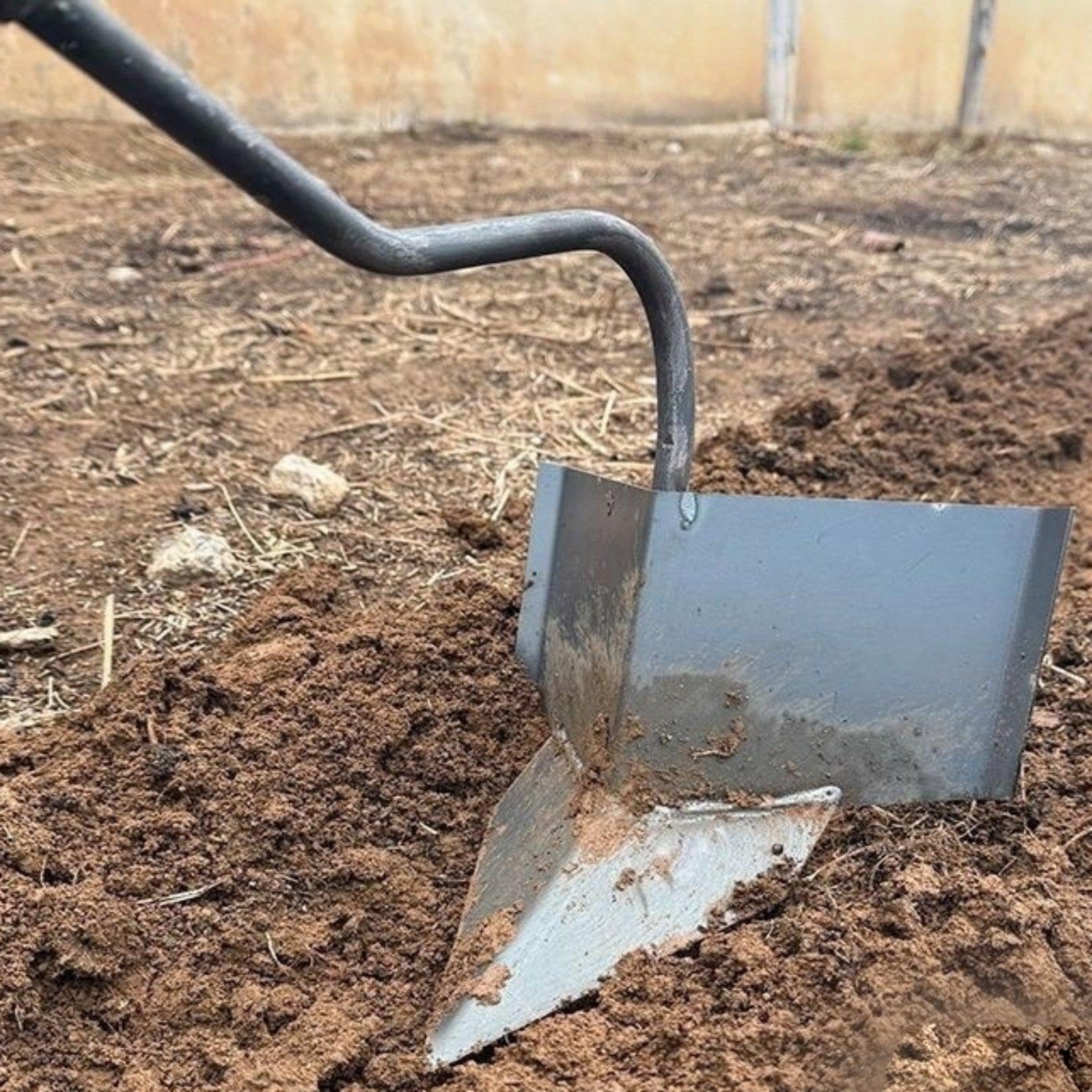 Houe de Jardin Manuelle, Tête de Houe Triangulaire en Acier, Construction Compacte en Fer, Adaptée Au Labour des Petits Jardins.