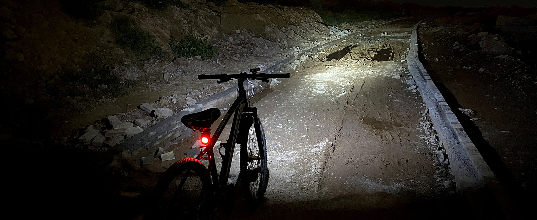Lampe Vélo Avant/arrière EILIOC – 2400 Lumens, 6400 MAh, USB-C, 5 Modes Avant + 6 Modes Arrière – VTT, Course, Urbain