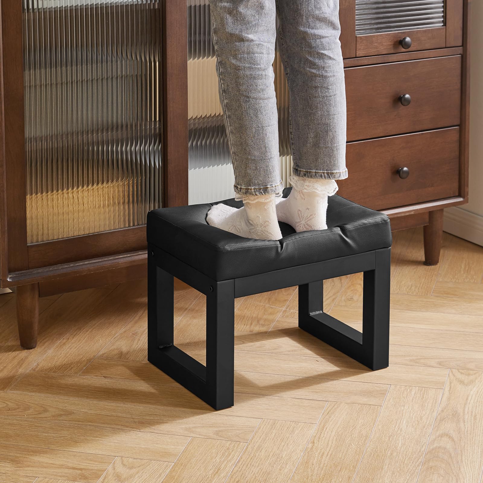 IBUYKE WBD026B mały podnóżek, 16", prostokątny podnóżek ze skóry PU, podnóżek z wyściełanym siedziskiem i metalowymi nogami, nowoczesny podnóżek do salonu, sypialni, fotel, czarny