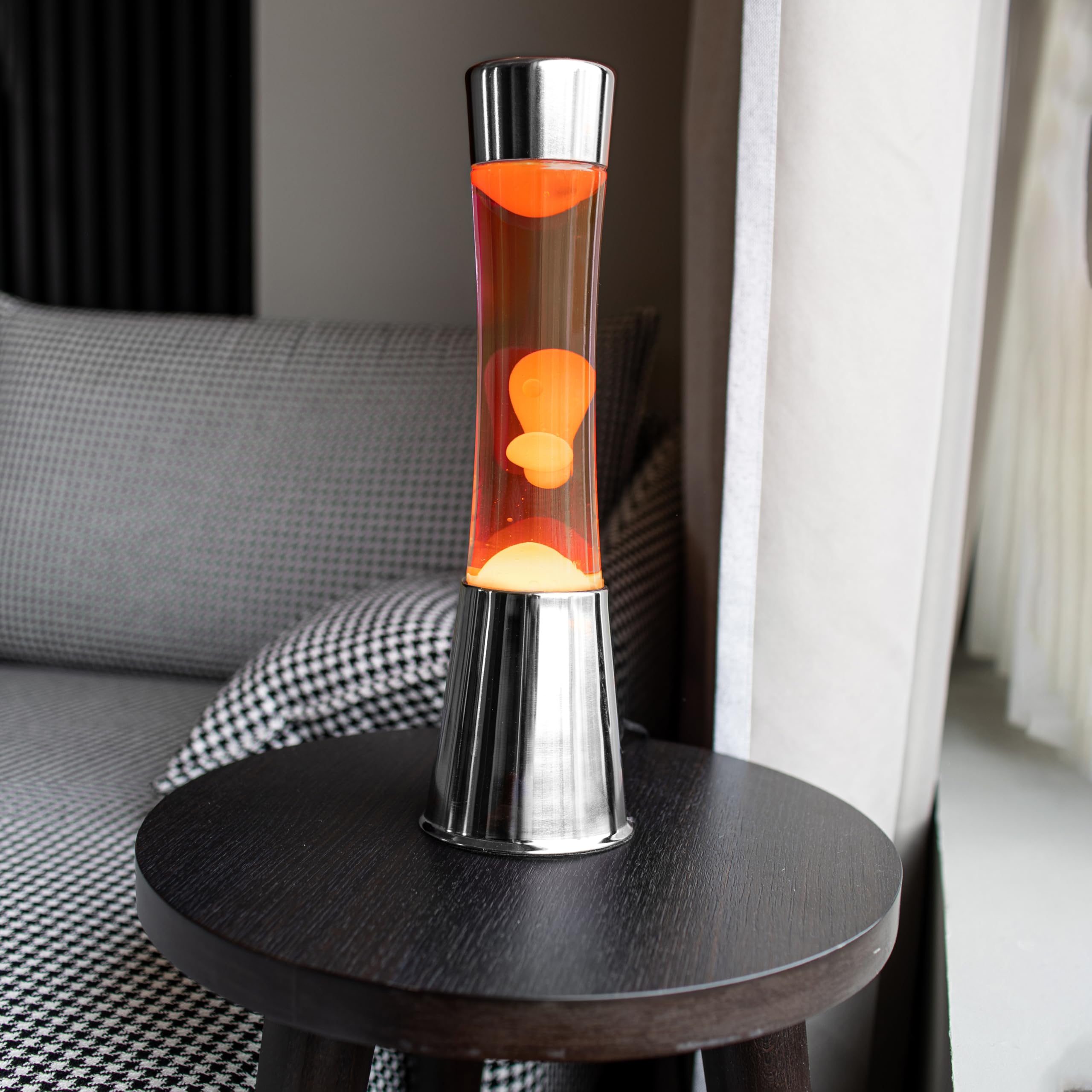 Fisura - Lámpara de lava naranja. Base plateada cromada, líquido y lava naranja. Lámpara efecto relajante. Con bombilla de repuesto. 11 cm x 11cm x 39,5 cm.…