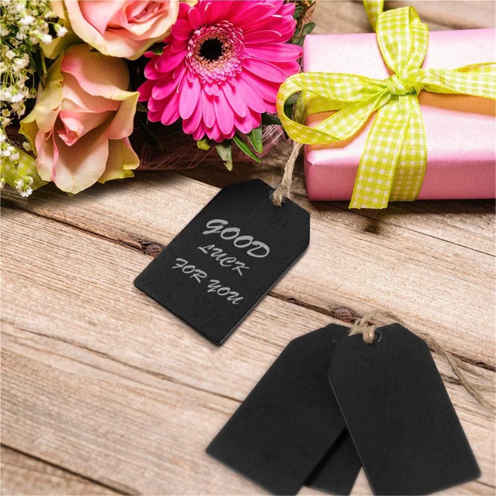 Lot de 50 étiquettes de prix avec ficelle en ardoise noire double face effaçables à suspendre en corde de chanvre pour vêtements, bijoux, étiquettes vierges de marquage de marchandise