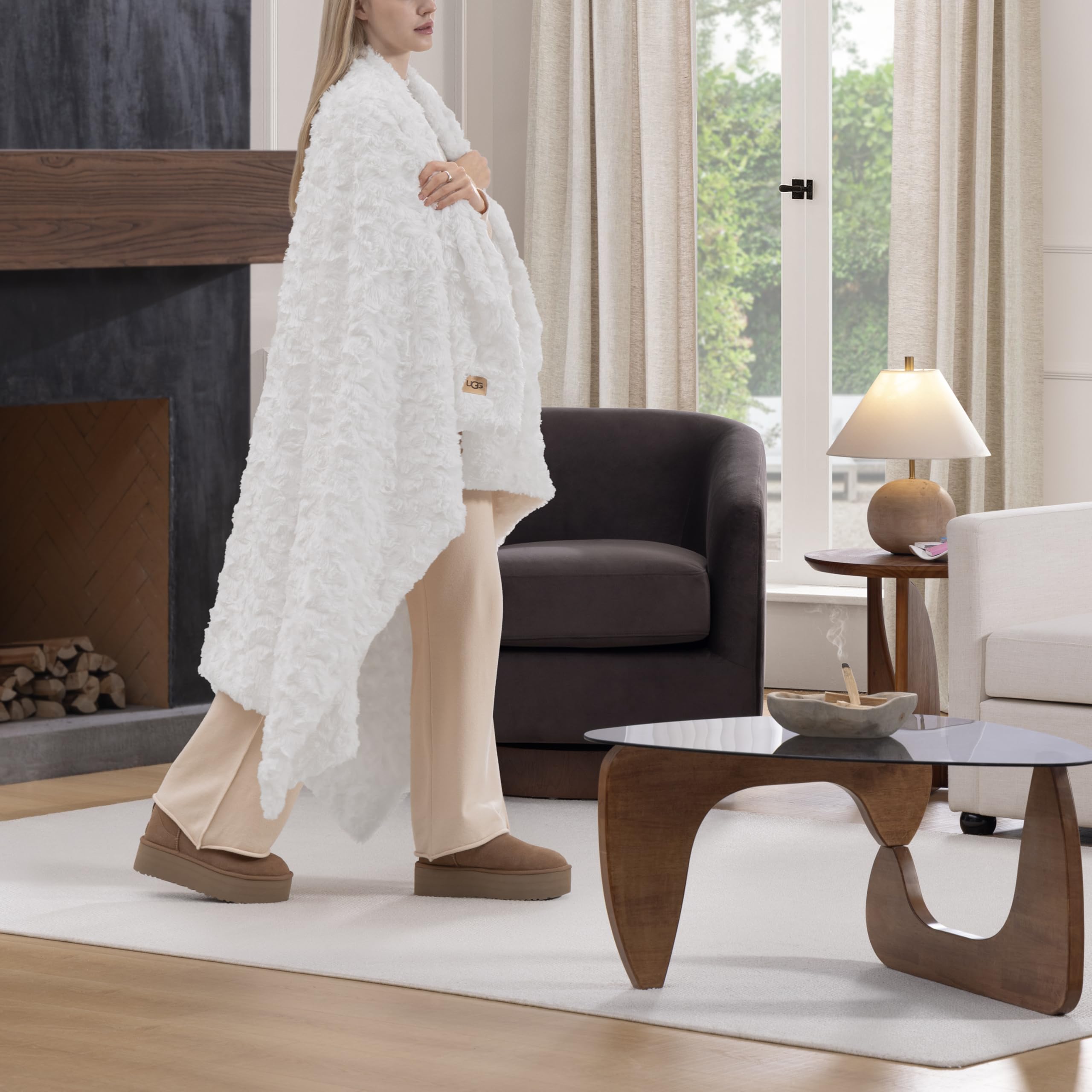 UGG Adalee 10483 - Manta Reversible de Piel sintética Suave, Lujosa, acogedora, esponjosa, mullida, Estilo Hotel, decoración del hogar, Suave, Lujosa y cómoda para sofá, 70 x 50 Pulgadas, Natural
