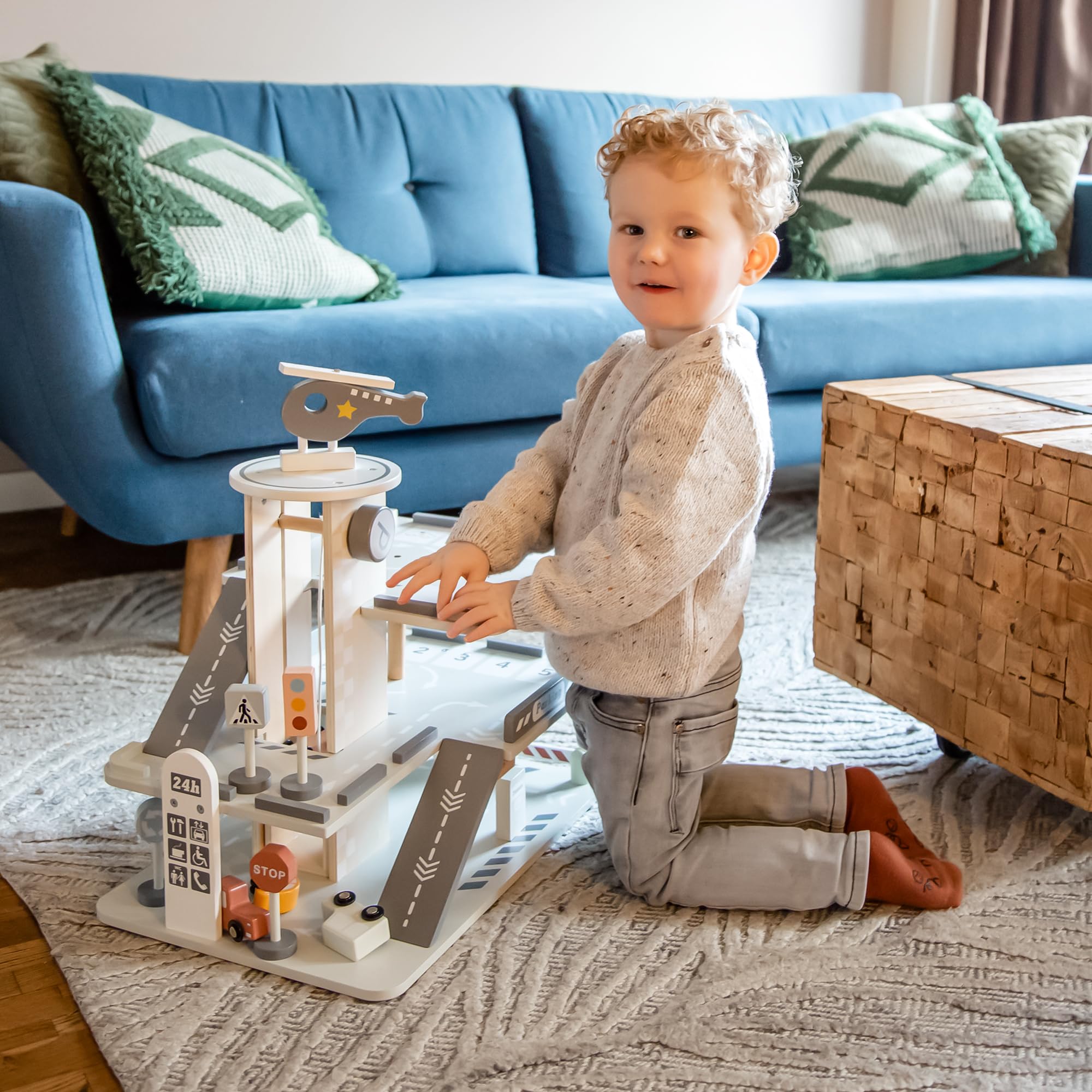 Personnalisable Garage de stationnement en Bois – avec Niveaux et Accessoires, favorise Le Jeu de rôle et la créativité – pour Enfants dès 3 Ans – personnalisé avec Le prénom – Tryco