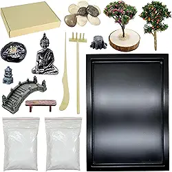Woohome Mini kit de jardim de areia Zen, mini kit de jardim zen, kit de decoração zen com areia branca, pedras, mini cadeiras, torres, pontes, modelos de árvores para decoração de mesa de escritório