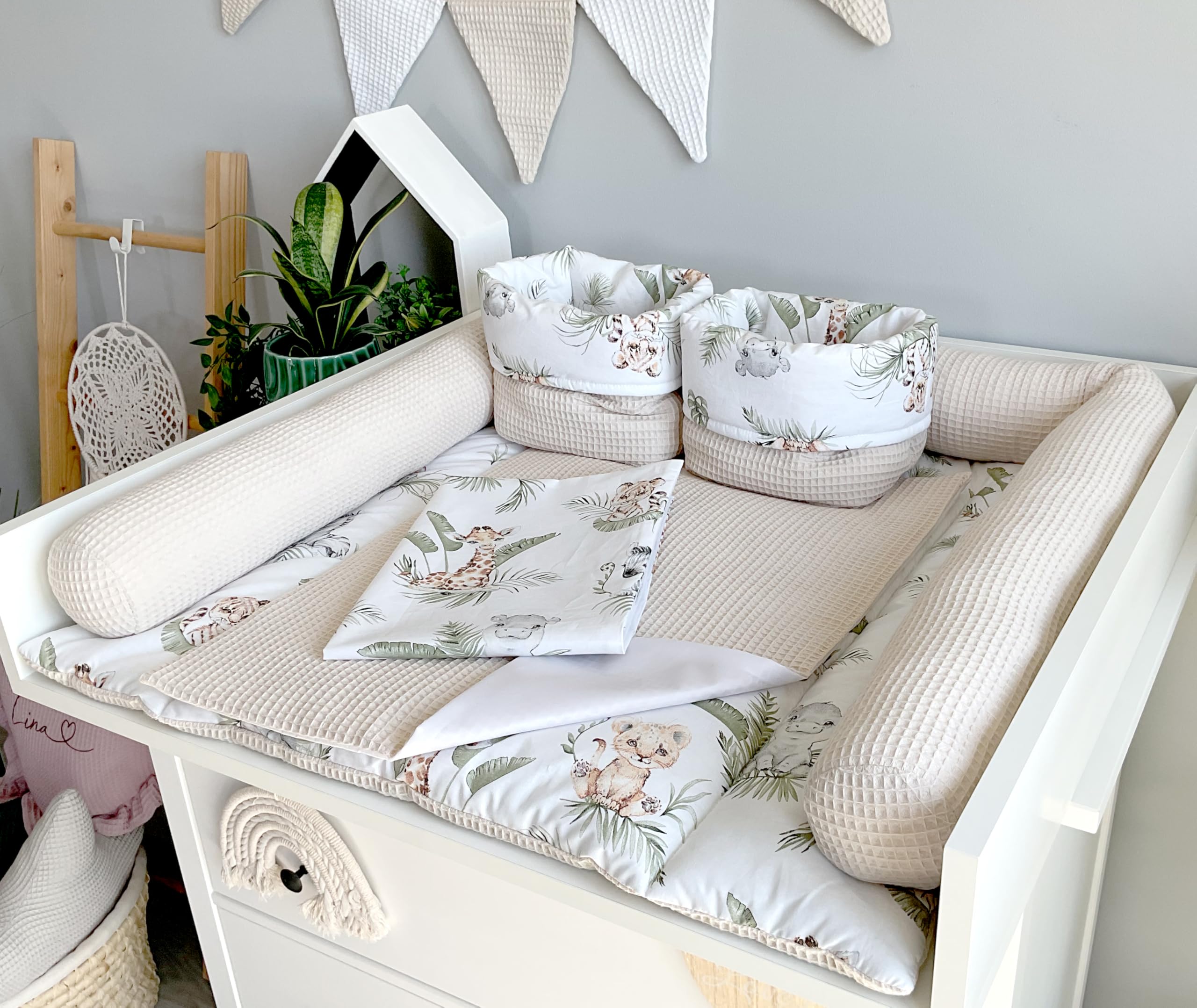 Wickelauflage Set 6-teilig – Wickelunterlage aus Baumwolle & Waffelstoff – Baby Wickelauflage – Geschenk zur Babyparty – Wickeltischauflage – 85x75 cm (Breite x Tiefe), Safari und hellbeige