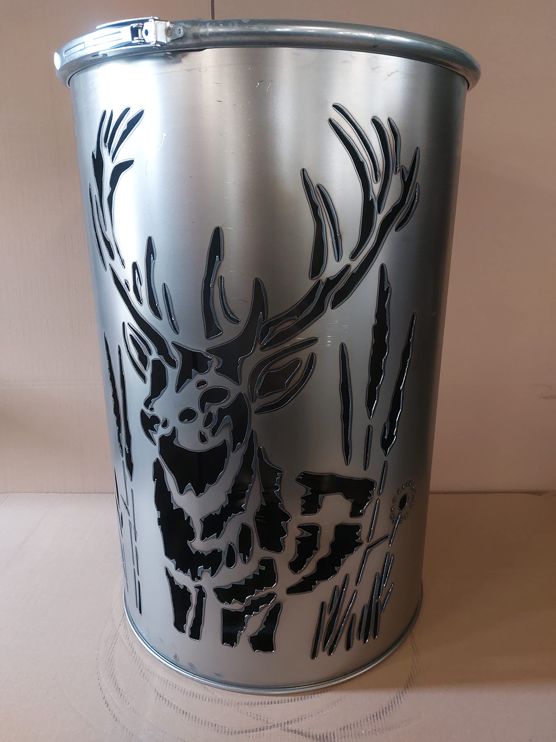Feuertonne mit - Hirsch im Gras - Motiv - Gefertigt aus neuem Ölfass - Besondere Feuerstelle für Garten und Terrasse - Hohe Feuerschale mit Rostoptik - 90 x 60 cm