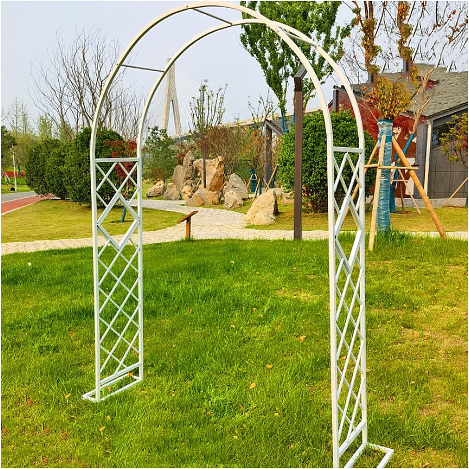 Arco de enrejado para rosas y enredaderas: crea un rincón romántico en tu jardín