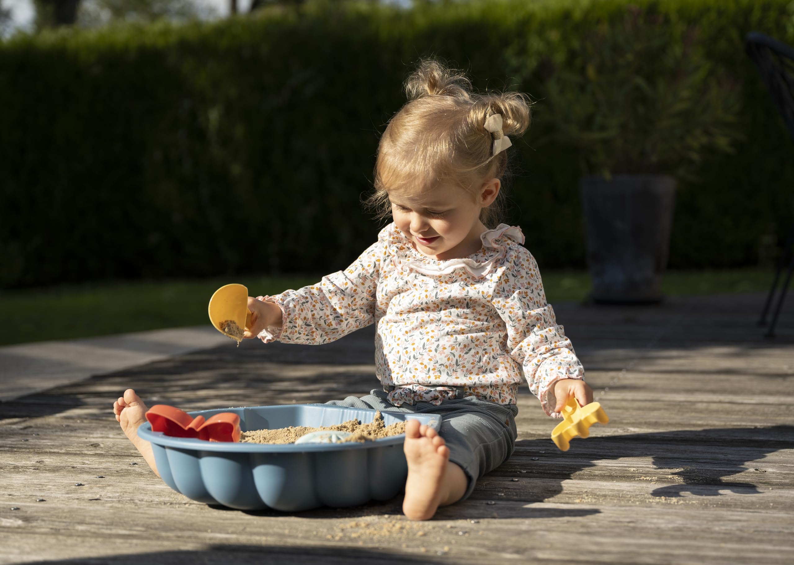 Smoby Life - Miniaturowa piaskownica wypełniona - w kształcie muszli - łopatka, grabie, foremka do piasku, konewka - materiał z recyklingu - od 18 miesięcy - wyprodukowano we Francji