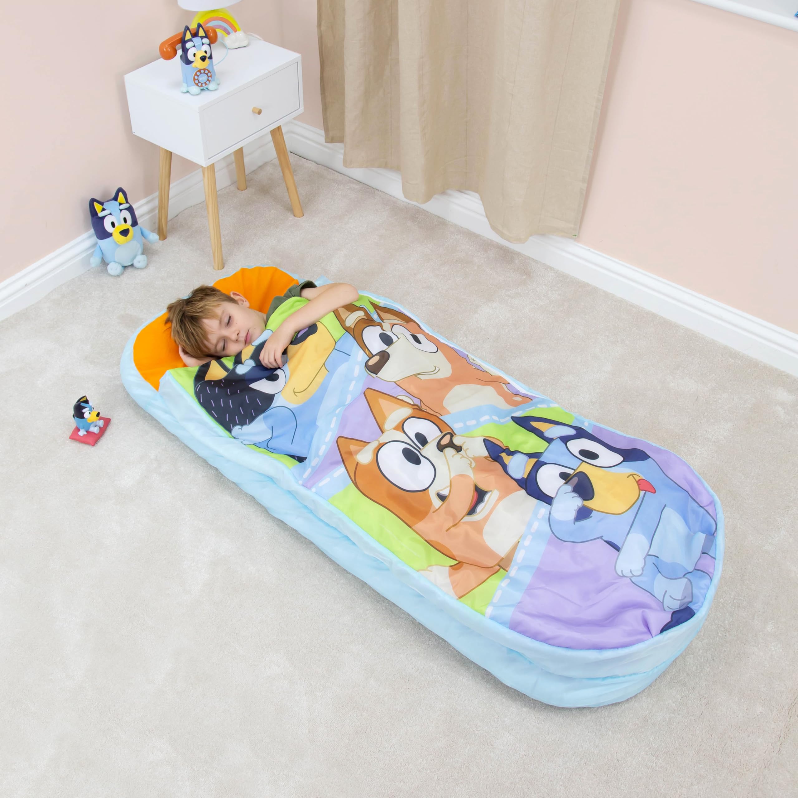 Character World Offizielles Bluey ReadyBed Kinder-Luftbett und Schlafsack in einem, aufblasbare Kindermatratze mit Tasche und Pumpe