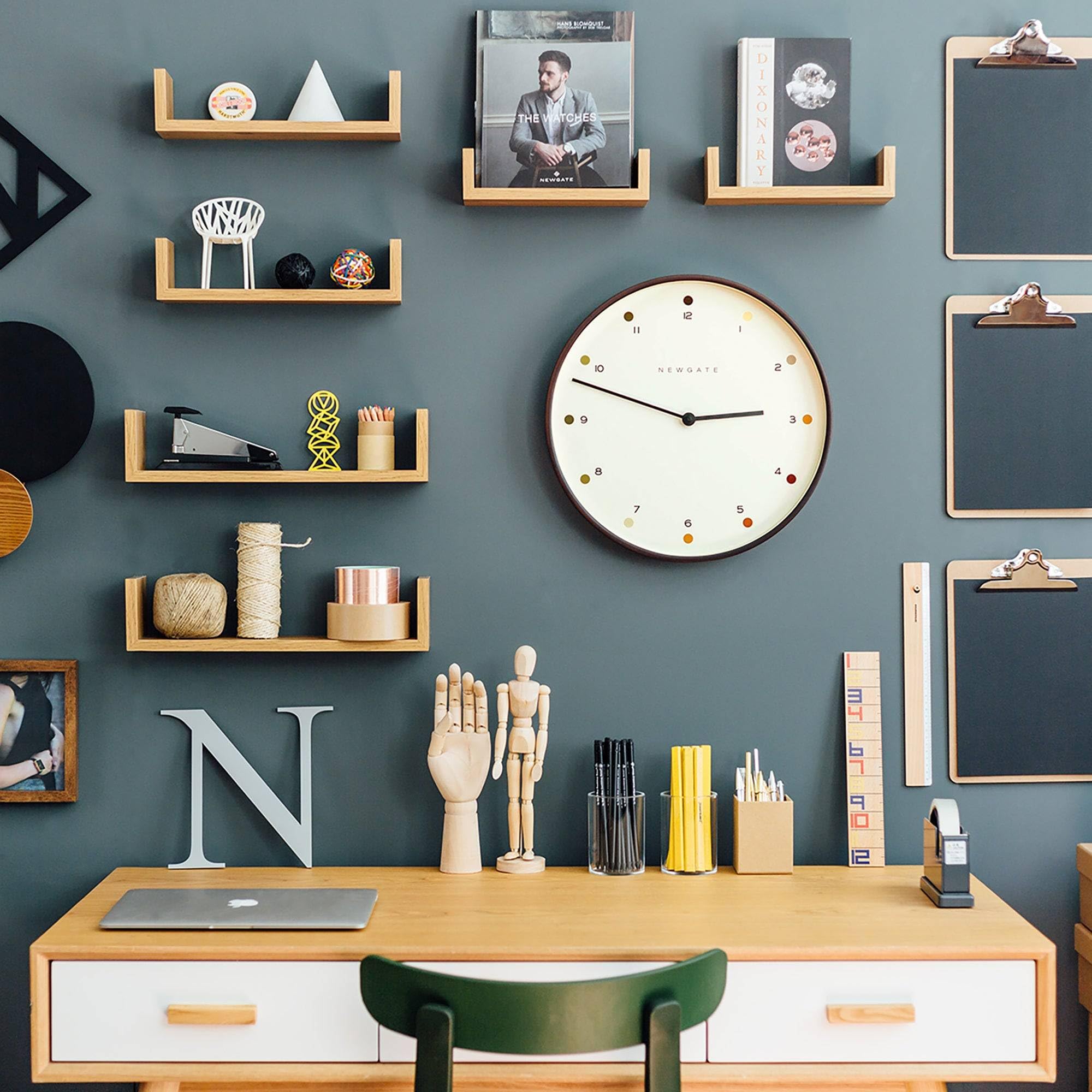 NEWGATE® Mr Clarke Wanduhr | Große skandinavisch inspirierte sperrholzuhr | 40cm | Dunkles holzgehäuse mit designer-punktzifferblatt | Modernes, minimalistisches design für küche, wohnzimmer oder büro