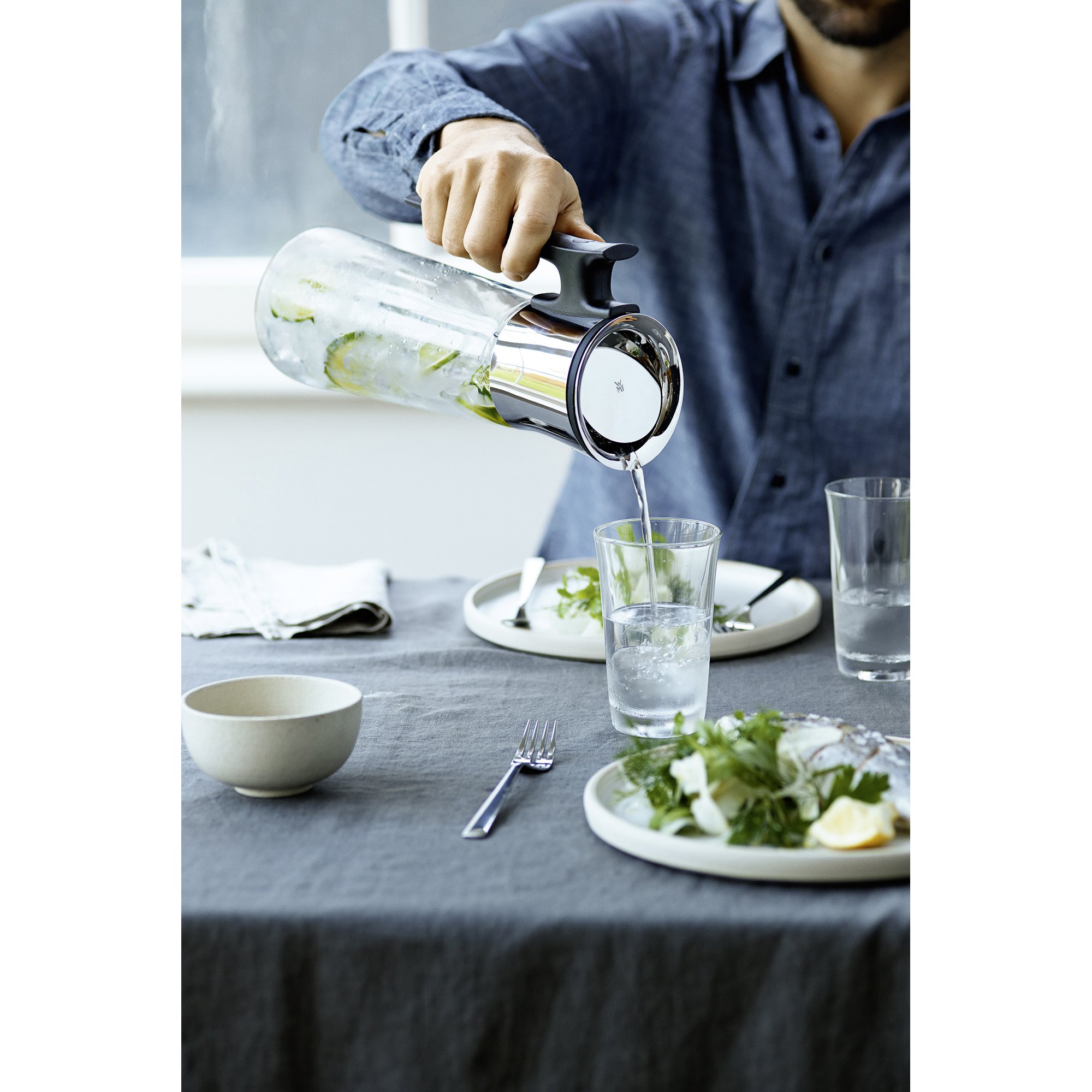 WMF Basic Wasserkaraffe Set 3-teilig, Karaffe 1,5l mit 2 Wassergläser 250ml, Glaskaraffe mit Deckel und Griff, Silikondeckel, CloseUp-Verschluss