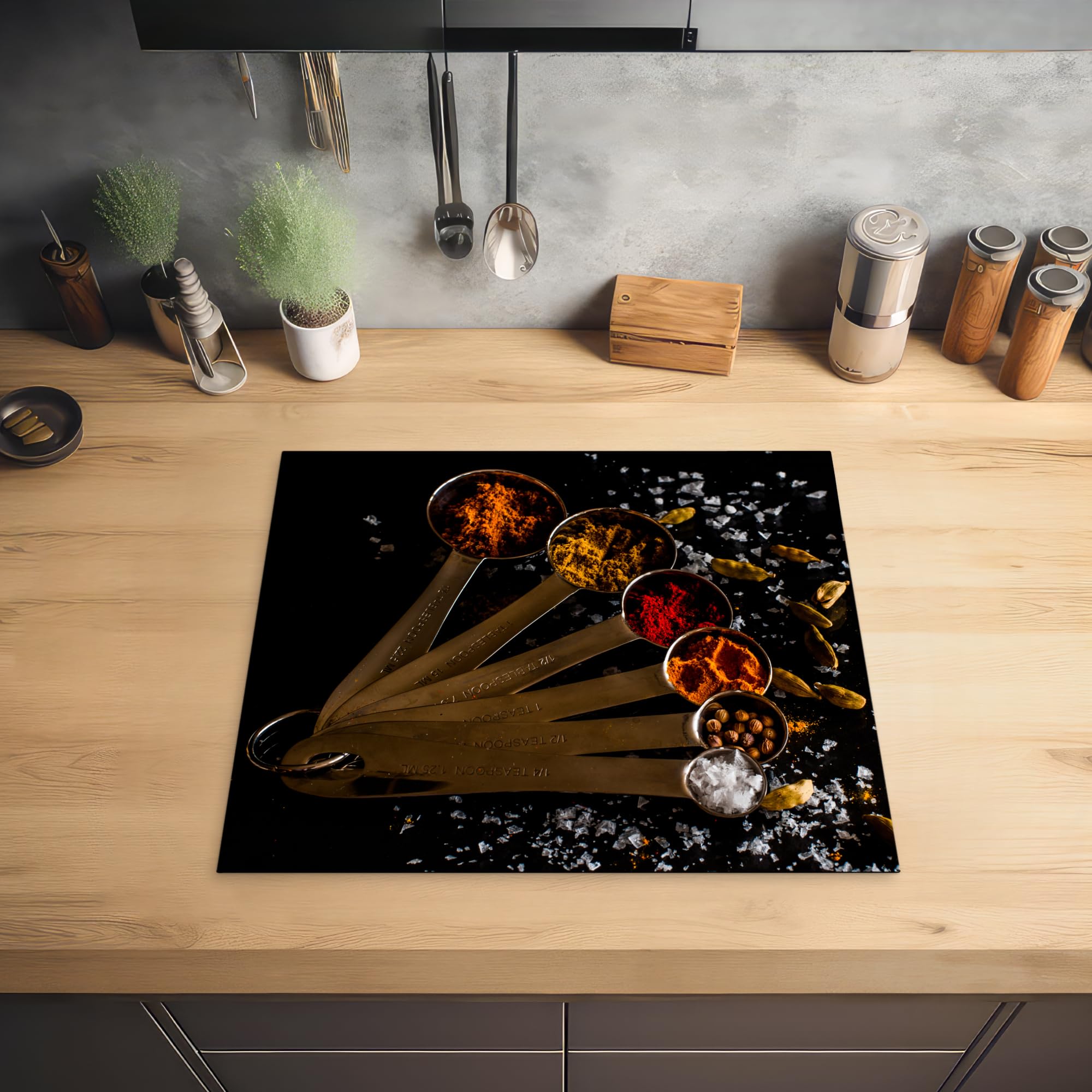 KitchenYeah© Inductie Beschermer 60x52 cm Keuken Decoratie Kookplaat Beschermer voor Inductiekookplaat Afdekplaat Anti Slip Mat - Kruiden - Specerijen - Basilicum - Hout print - Knoflook