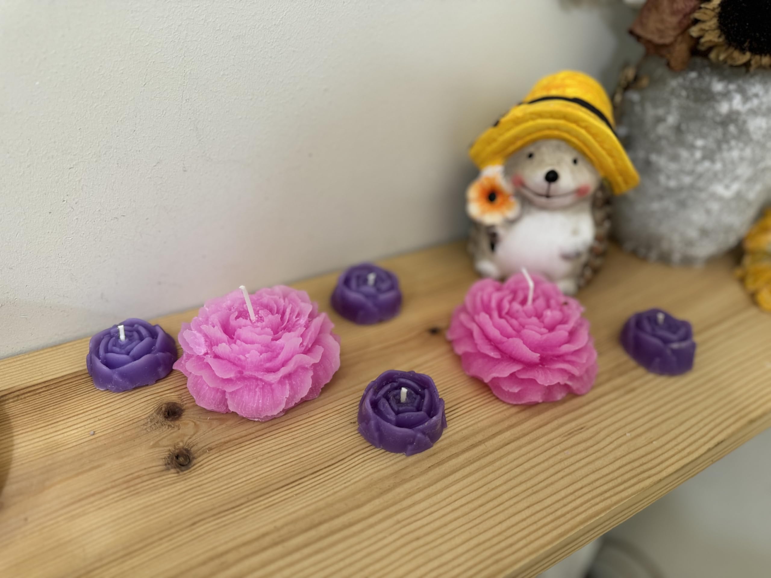 Set de Velas Decorativas Artesanales - Diseño Floral de Rosas y Suculentas en Tonos Rosa y Verde - Pack de 7 Piezas - Presentadas en cajita Kraft con papel seda.