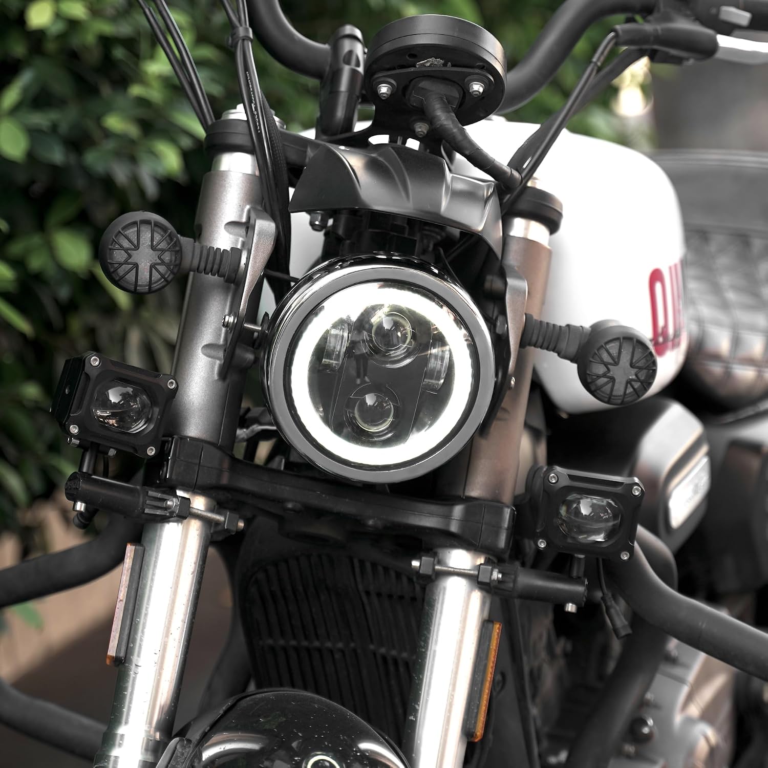 Riasdy 5.75インチ オートバイ ヘッドライト ハウジングバケット サイドマウントブラケット付き カーボンスチール 32-4