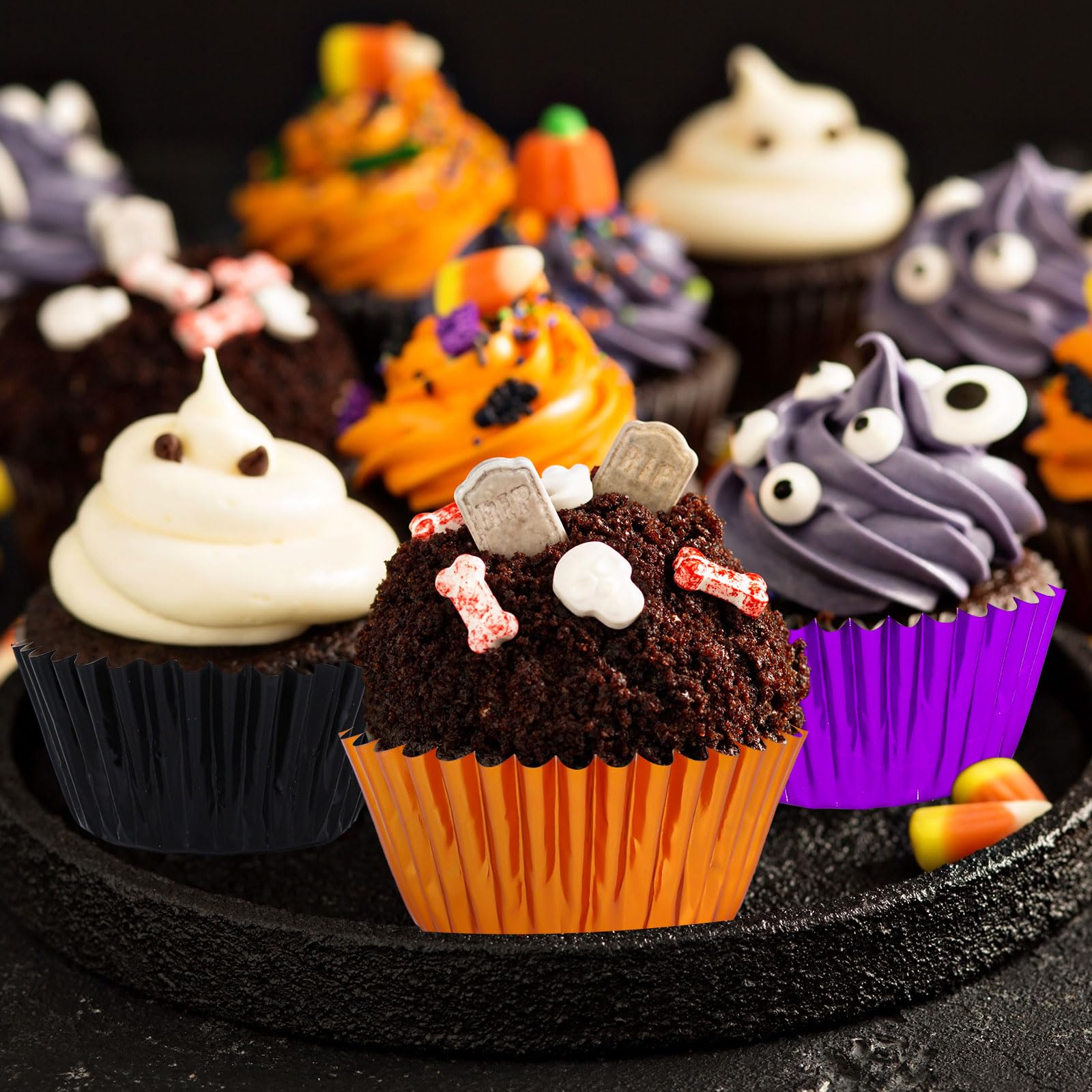 Whaline 450 Stück Halloween-Folien-Cupcake-Förmchen, schwarz, lila, orange, metallische Cupcake-Förmchen, Muffinförmchen für Urlaub, Partyzubehör