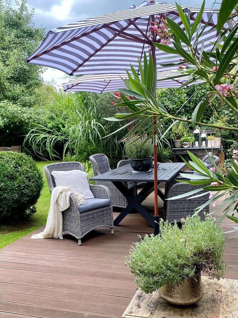 Parasol ogrodowy czarno-biały w pasy drewniany maszt składany 260 cm Ferentillo