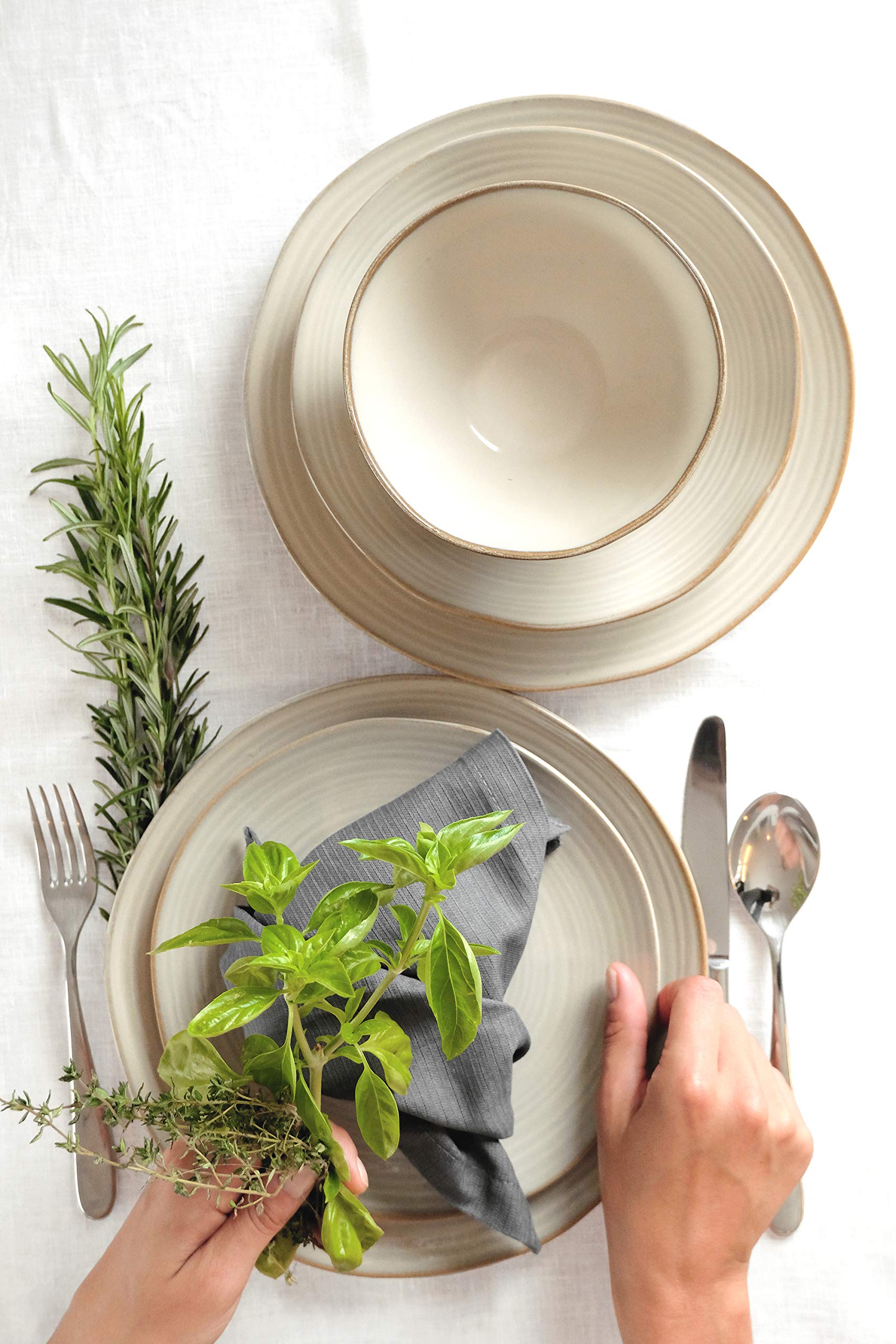 MÄSER 931371 Serie Nottingham Vintage Teller-Set für 4 Personen, 8-teiliges Tafelservice mit Speiseteller und Suppenteller im unregelmäßig runden Retro Look, Steinzeug, Beige