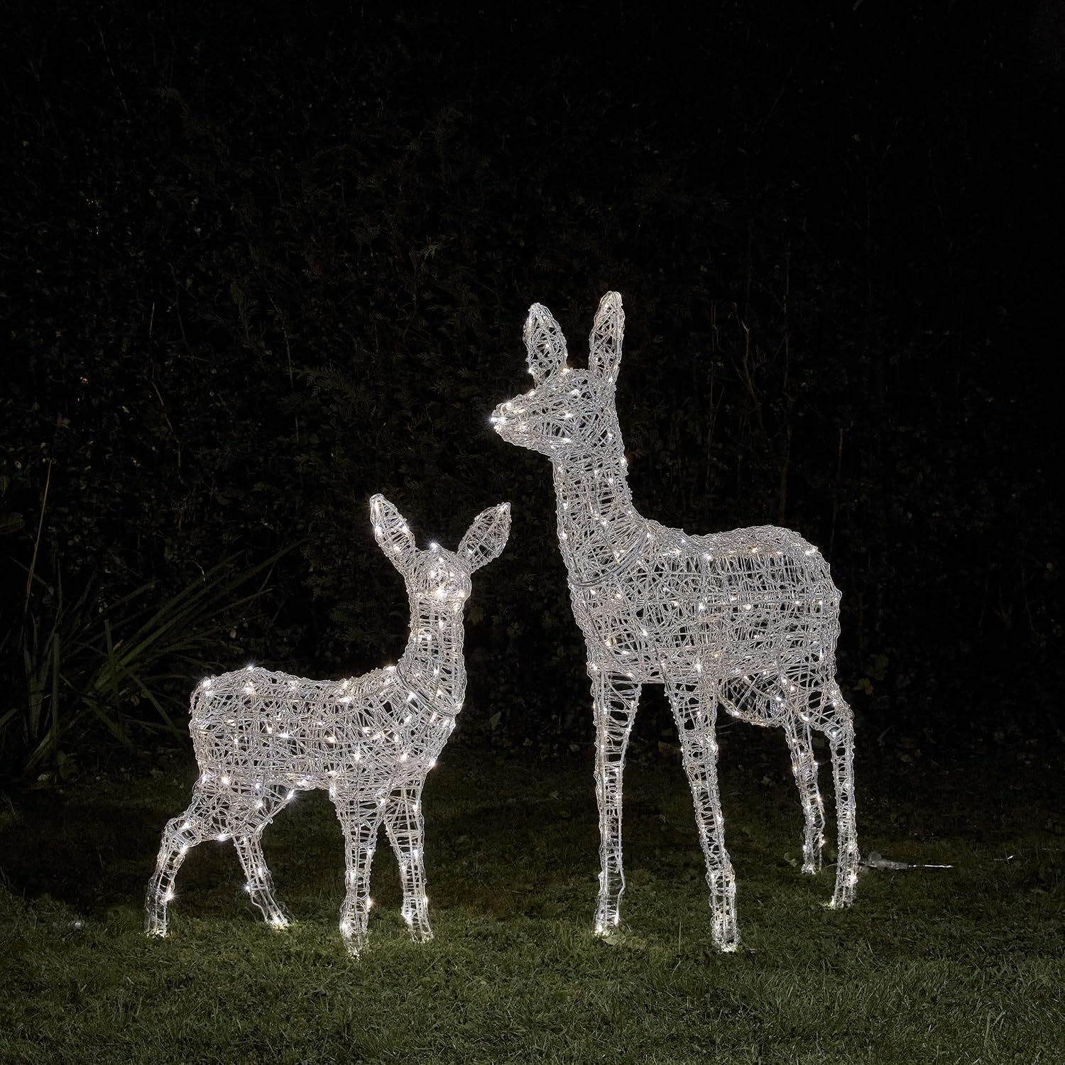 Lights4fun Set 3 in 1 Swinsty LED renna figure madre e bambino funzionamento a batteria timer illuminazione natalizia per esterni e interni