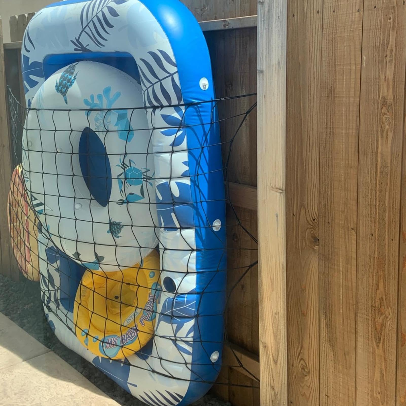 Organisateur de flottants au bord de la piscine, sac en filet de rangement