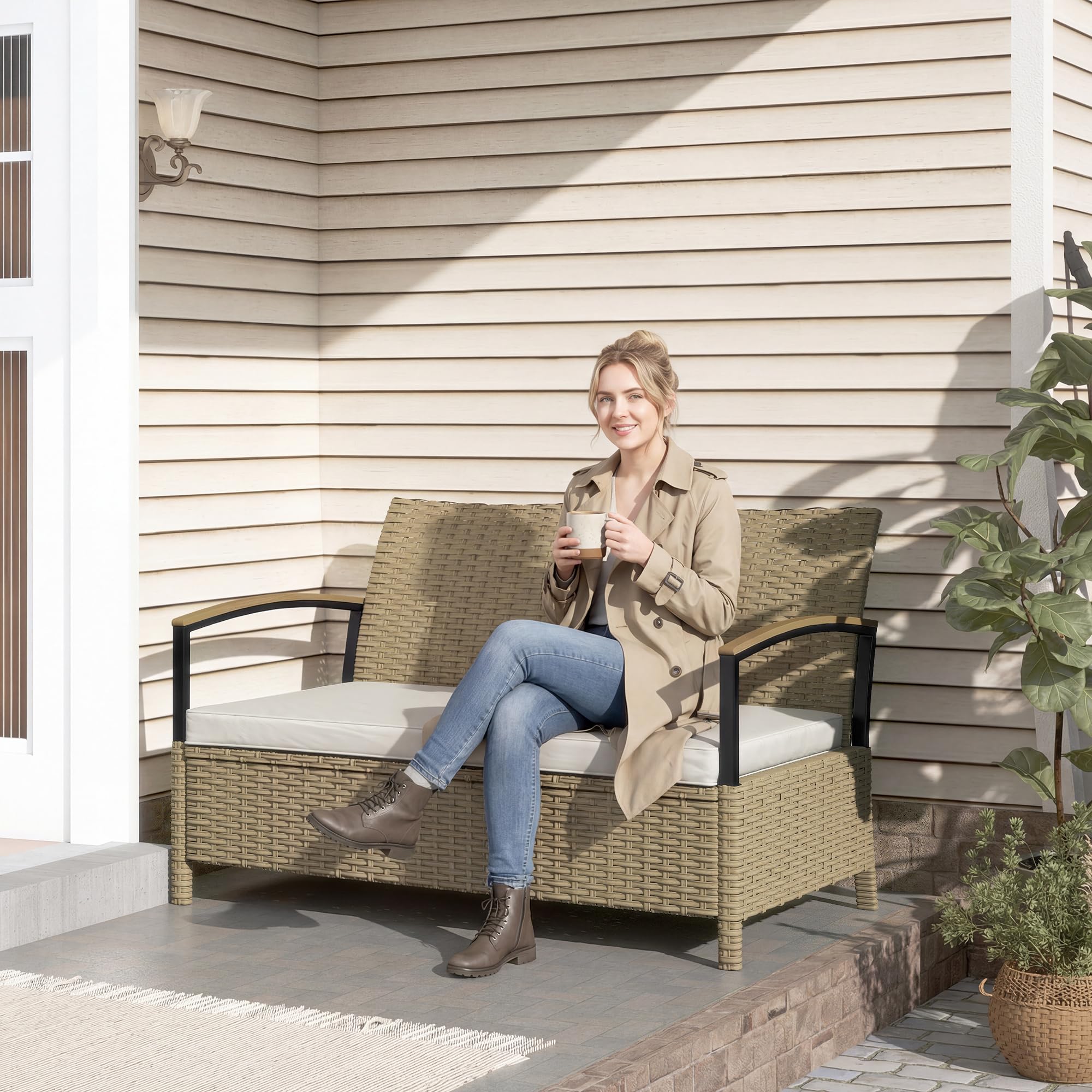 Outsunny Baule da Esterno, Panca Contenitore da Giardino 125L, Divanetto 2 Posti in Rattan PE con Cuscino Imbottito, Struttura in Metallo per Patio, Giardino e Balcone, Cachi