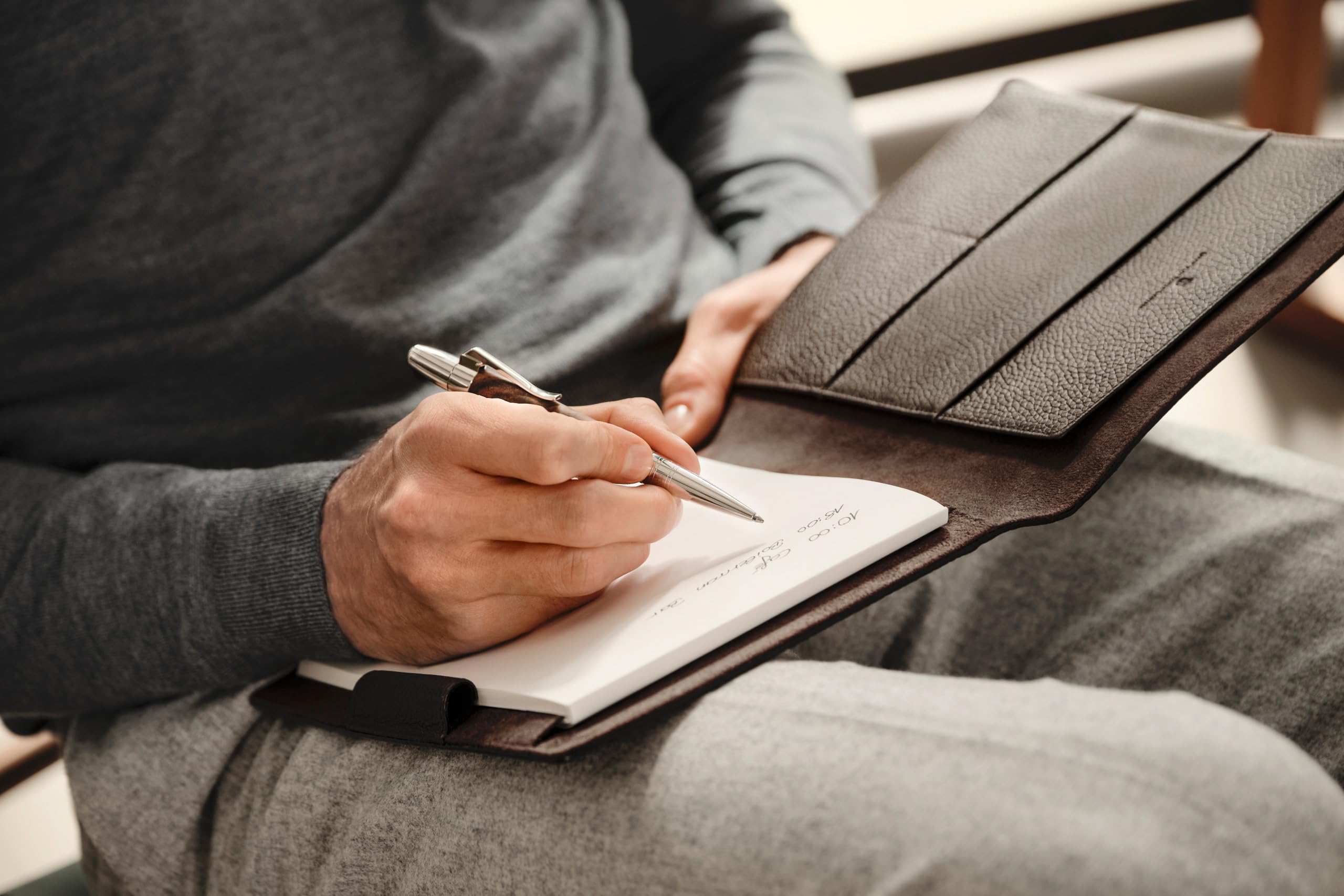 Graf von Faber-Castell 118779 - Porte-bloc DIN A4 Cashmere, Marron foncé, avec bloc-notes, passant pour stylo et compartiments