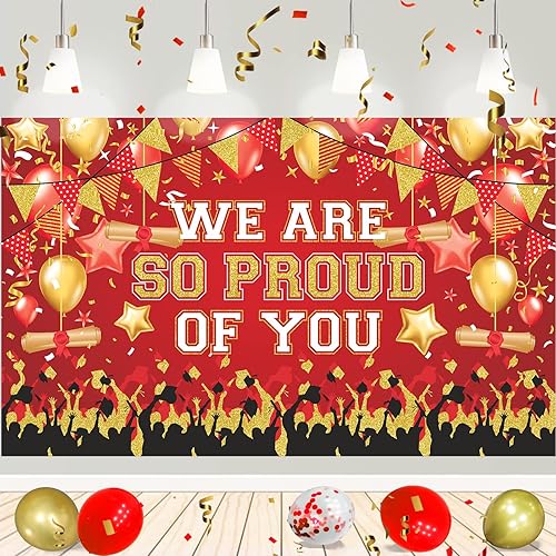 Cartel de felicitación rojo y dorado con texto en inglés "We Are So Proud of You" para fiesta de graduación 2023, rojo y dorado, decoraciones de