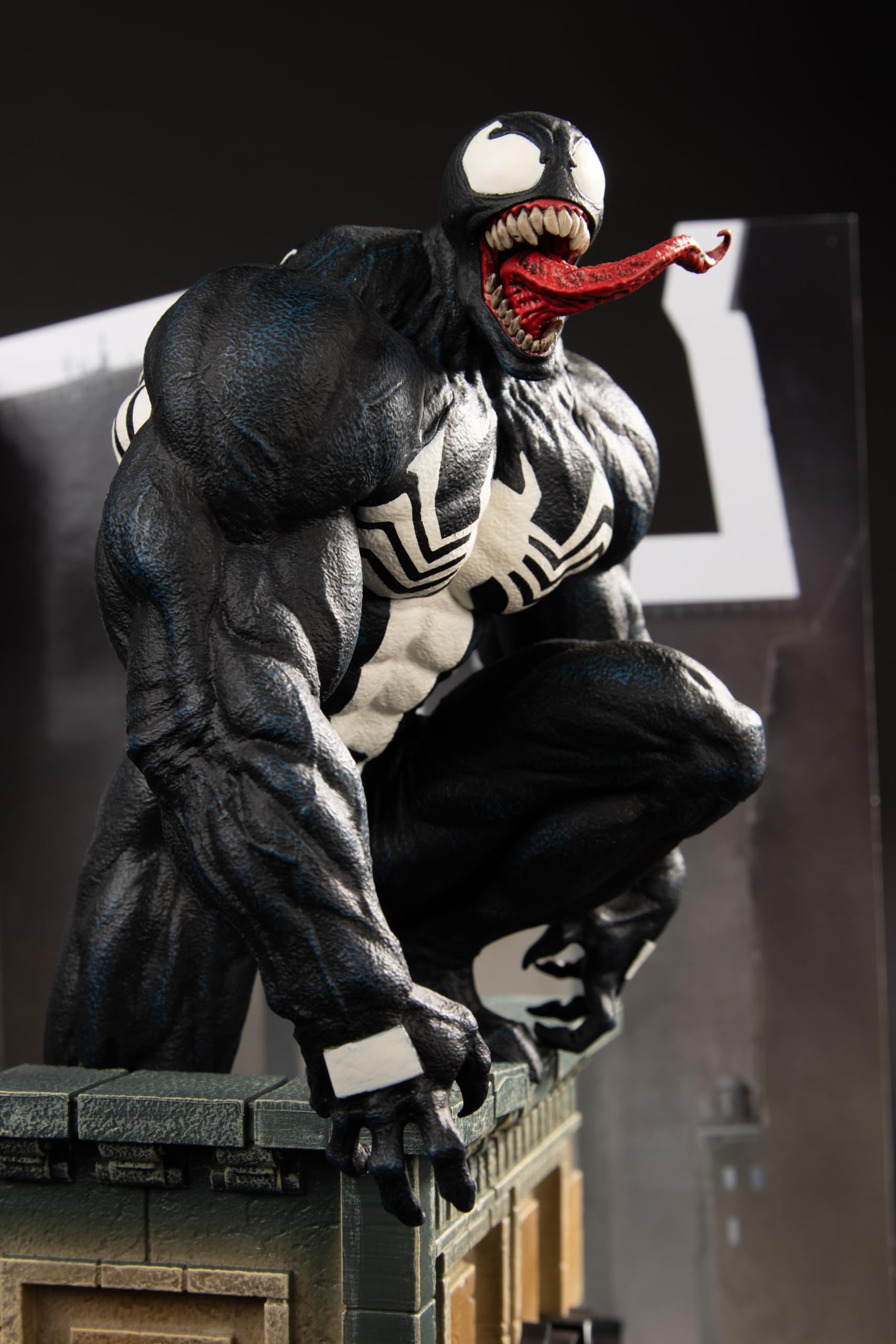 McFarlane Toys - Marvel Venom - Coleccionable a Escala 1:6 con Escena y cómic (Venom #5)