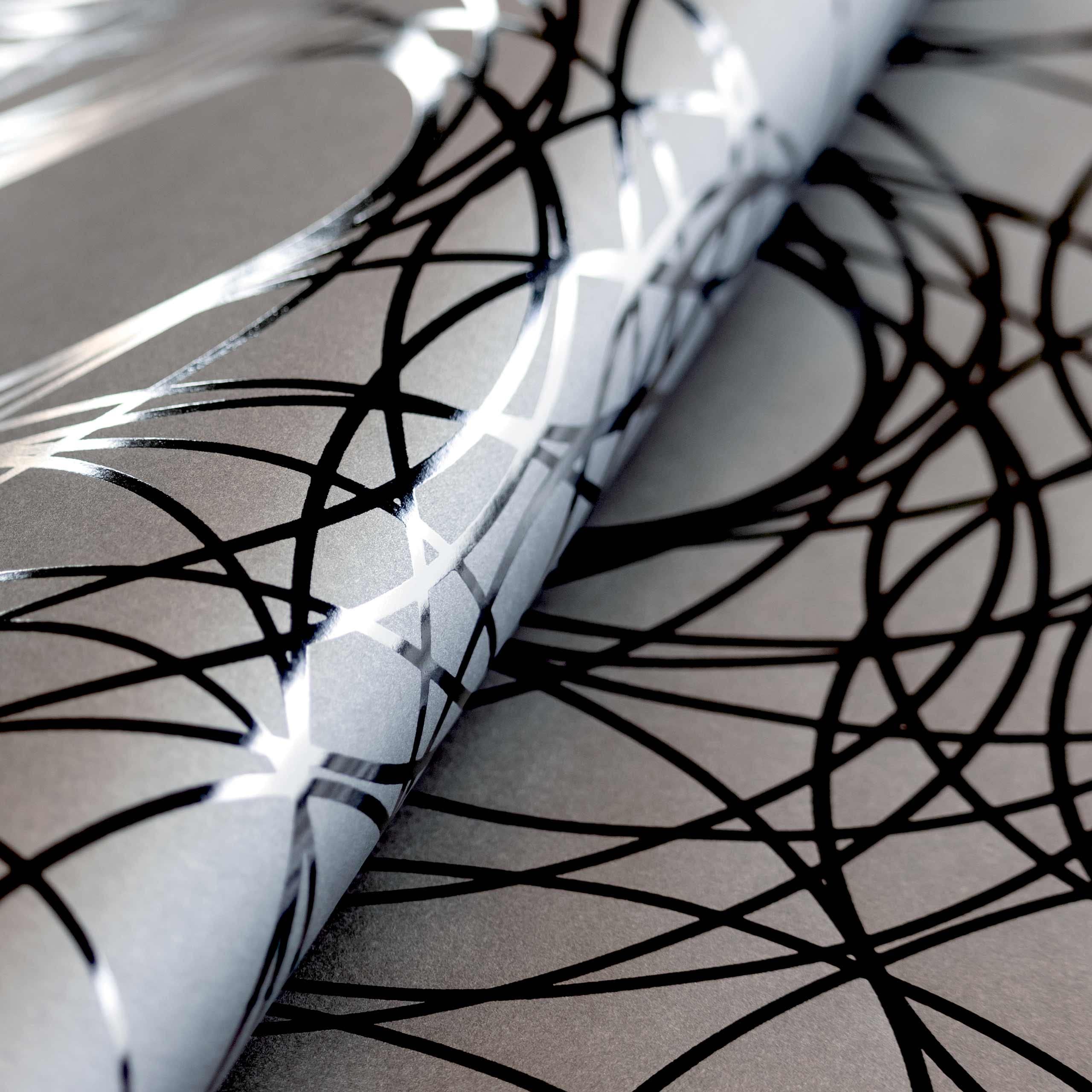 Geschenkpapier Rolle 50 cm x 50 m, Motiv Pablo, hochglänzend schwarze Linien in Relieflack auf mattgrauem Fond. Für Weihnachten, Geburtstag, Vatertag. Weihnachtsgeschenkpapier.