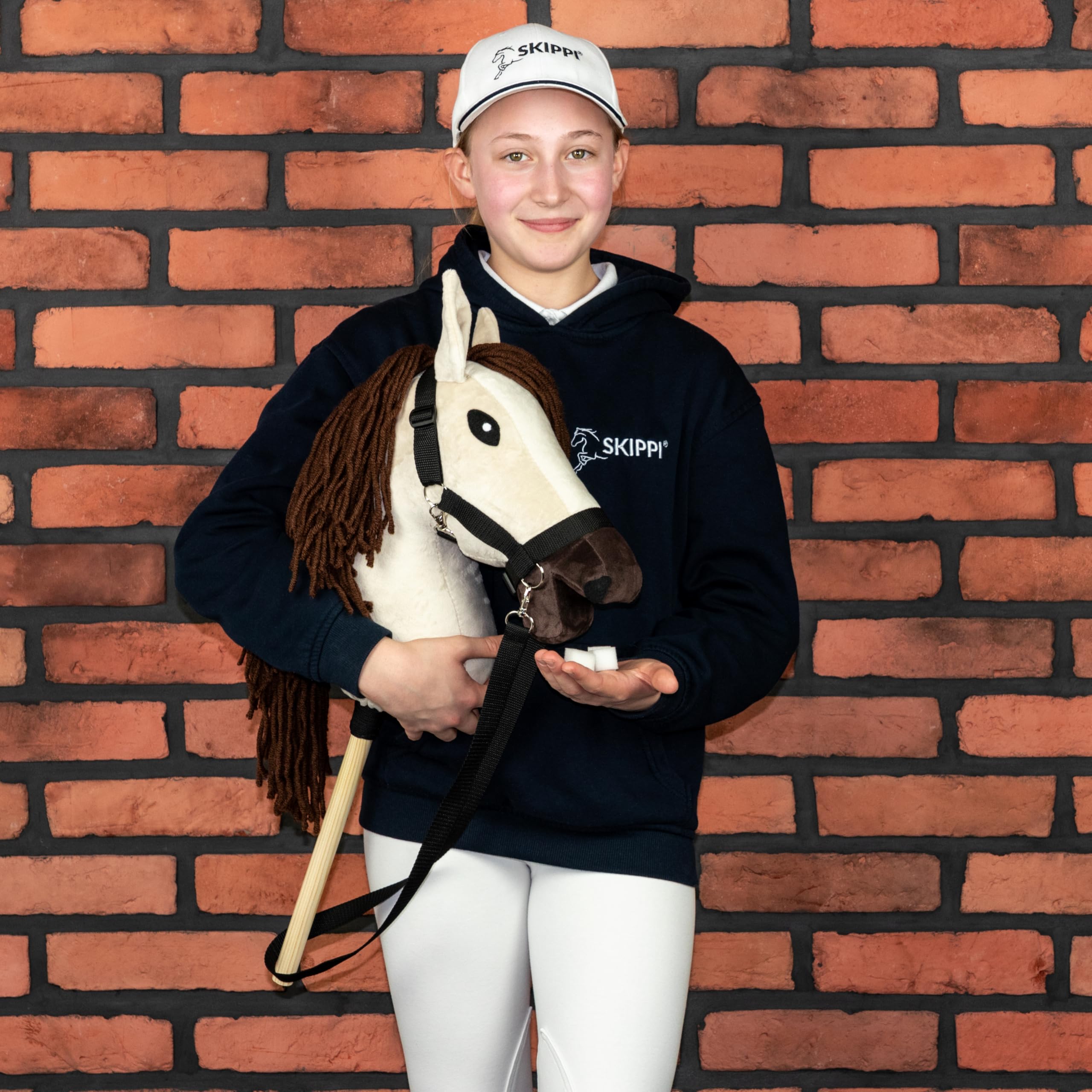 SKIPPI Hobby Horse Biskuit, Großes Steckenpferd A3, Halfter und Zügeln im Set, Hobby Horsing Pferd mit Zubehör, Ecru, Mandel, Hellbeiges Pferd