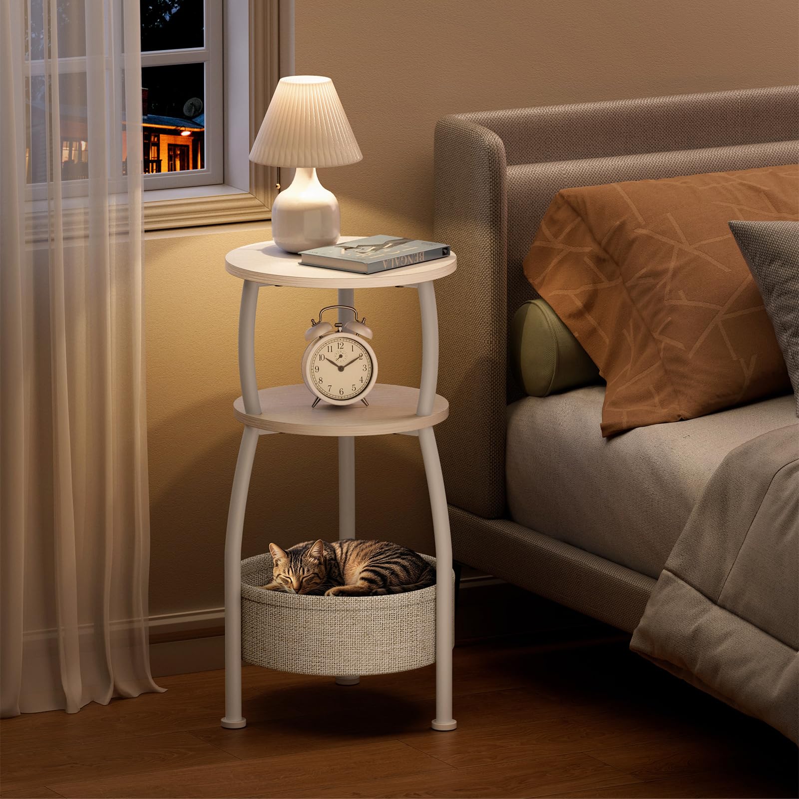 Beistelltisch rund, 3-Stufiger Runder Kleiner Tisch, Couchtisch Klein, Nachttisch, mit Stofftasche, Wohnzimmertisch, Korb aus Stoff, Sofatisch für Room Dekor, Metall, modern 015120550 (Weiß)