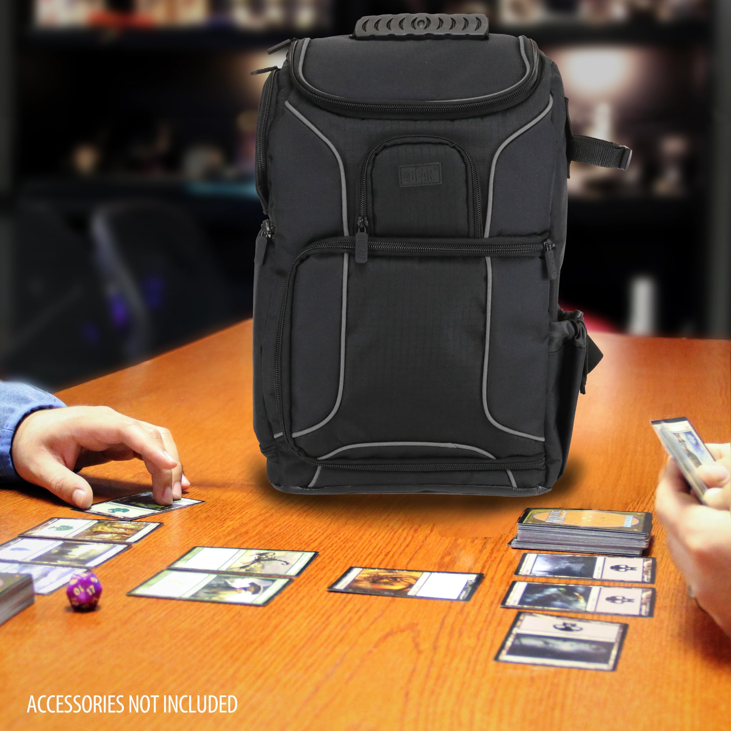 USA Gear Zaino MTG Compatibile con Magic the Gathering Deck, Deck e altro - Zaino MTG TCG con Tracolle, Divisori Personalizzabili, Tappetino da Gioco TCG, Spazio per Raccoglitori (Nero)