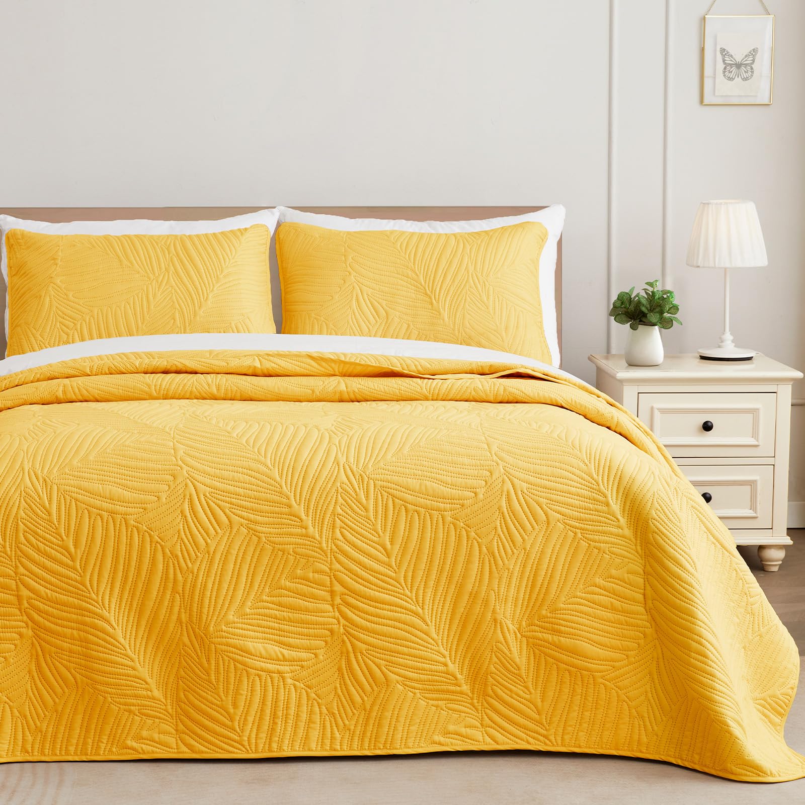 Exclusivo Mezcla California King Quilt Bedding Set, Lightweight Yellow Quilts Cal Oversized King Size for All Seasons, Soft Microfiber Bedspreads Coverlets with Leaf Pattern, 3 Piece