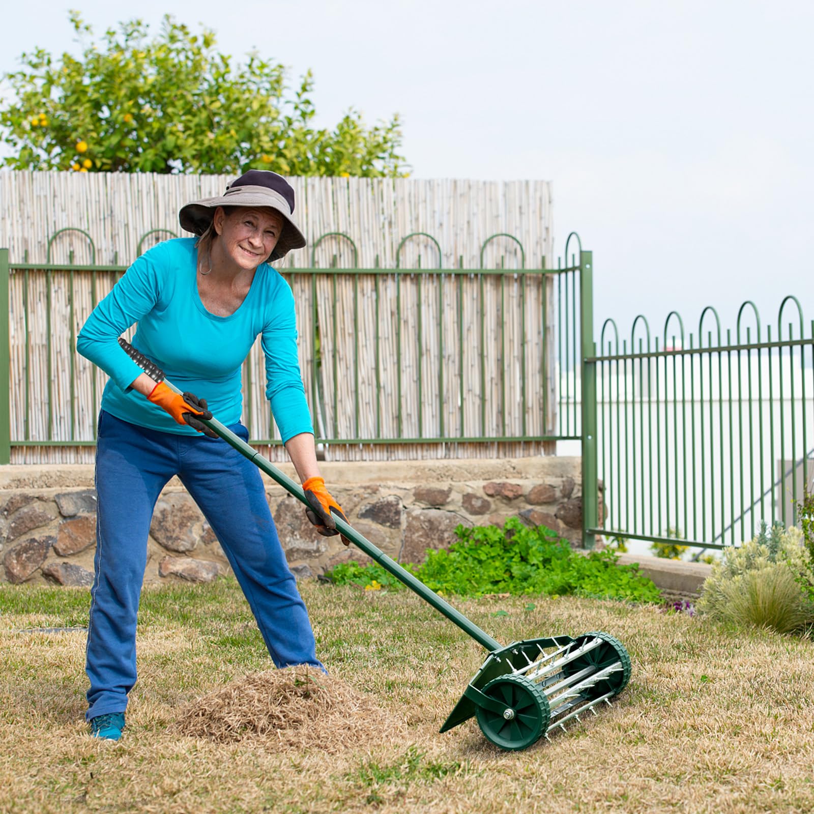 COSTWAY Aérateur à Gazon Roulant de 46 cm, Scarificateur Manuel à Pointes Rotatives avec Large Écran de Protection Longue Poignée pour Pelouse Gazon Jardin 46 x 15 x 127 cm, Vert