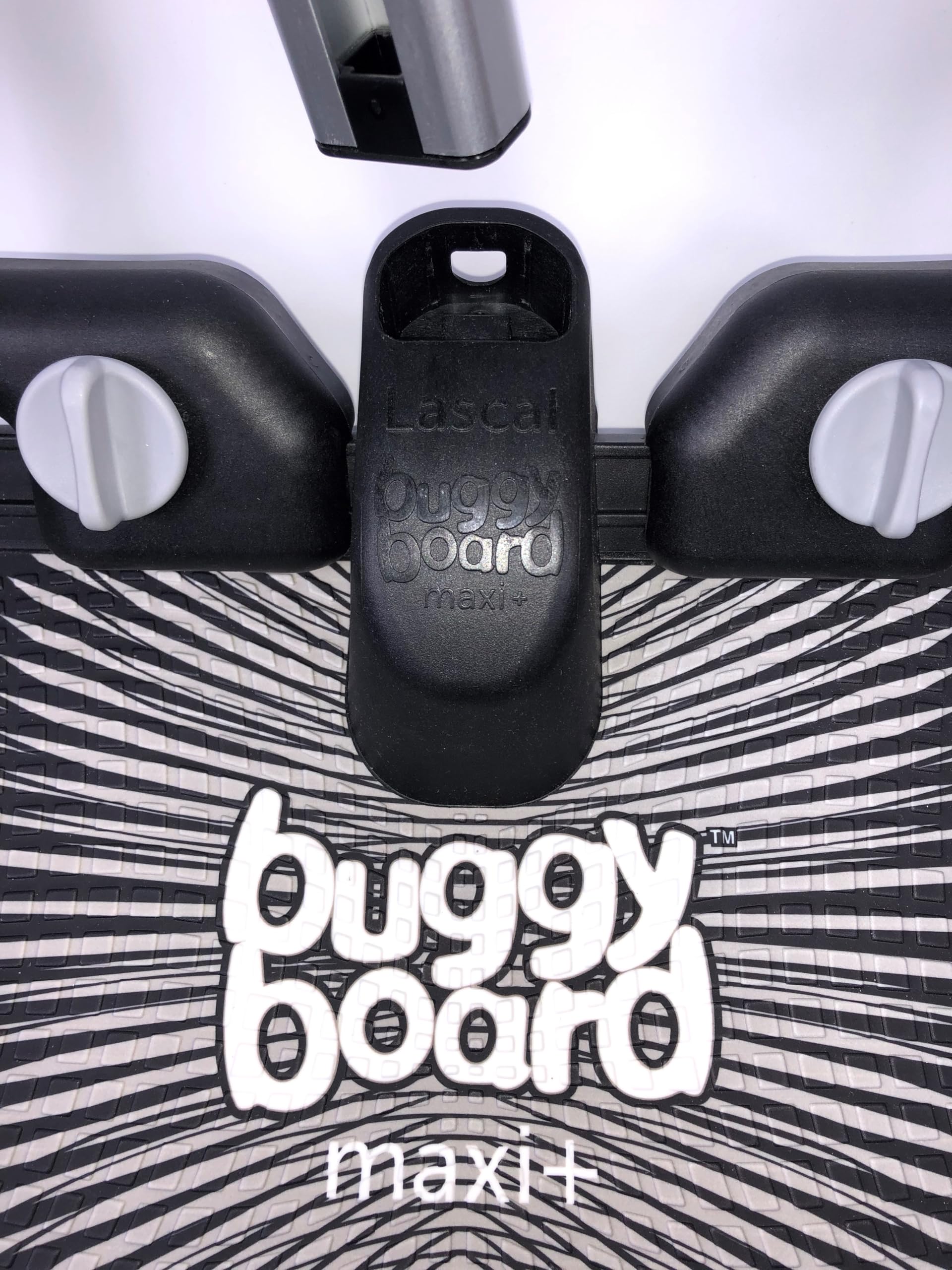 Lascal BuggyBoard Maxi+, Kinderbuggy Trittbrett mit großer Stehfläche und Saddle, Kinderwagen Zubehör für Kinder von 2-6 Jahren (22 kg), kompatibel mit fast jedem Buggy, schwarz mit rotem Sattel
