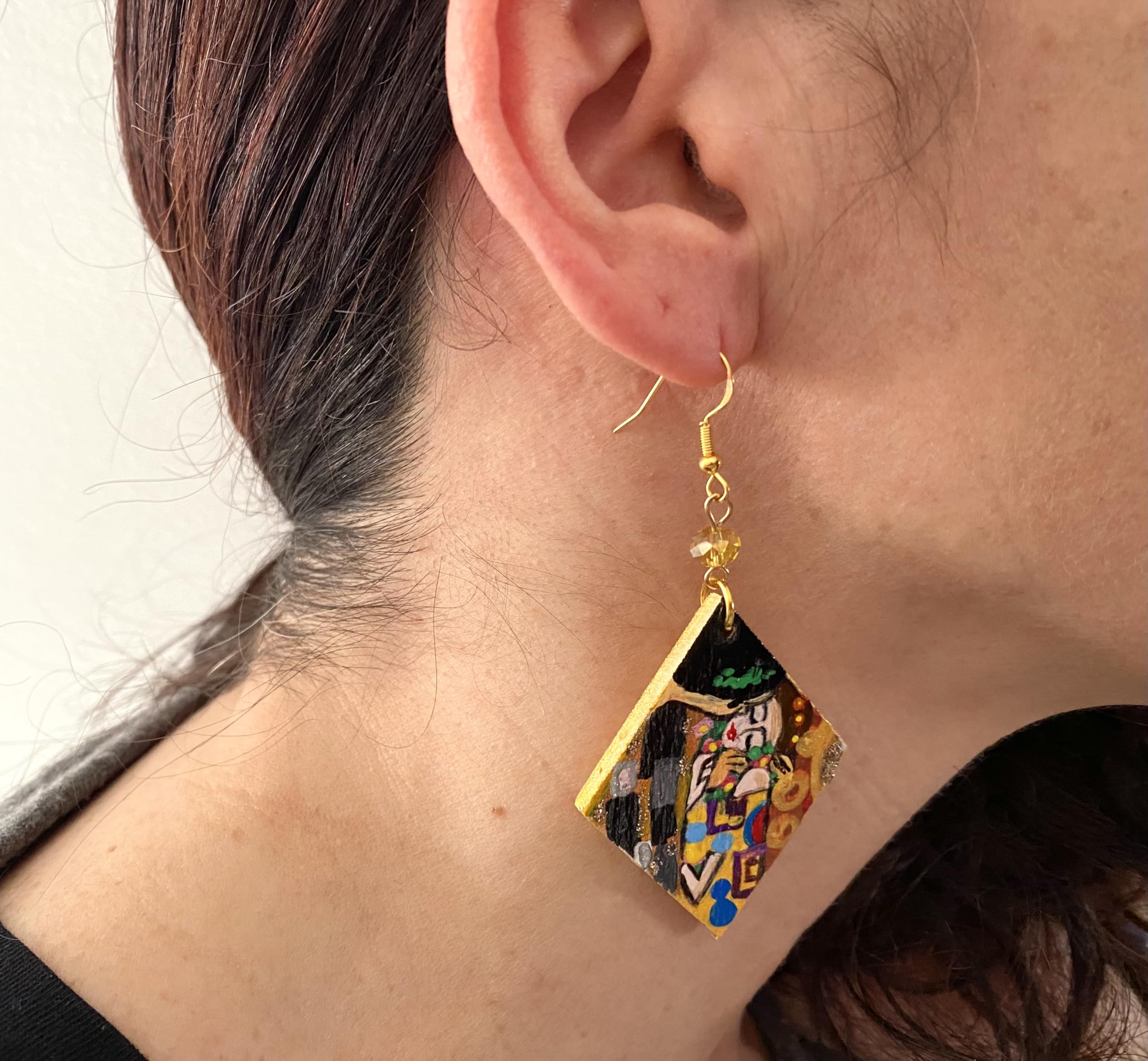 Orecchini dipinti a mano – IL BACIO DI KLIMT - Orecchini pendenti da donna asimmetrici, Gioielli in legno dipinti a mano, Gancio in argento, Made in Italy, Lavorazione Artigianale