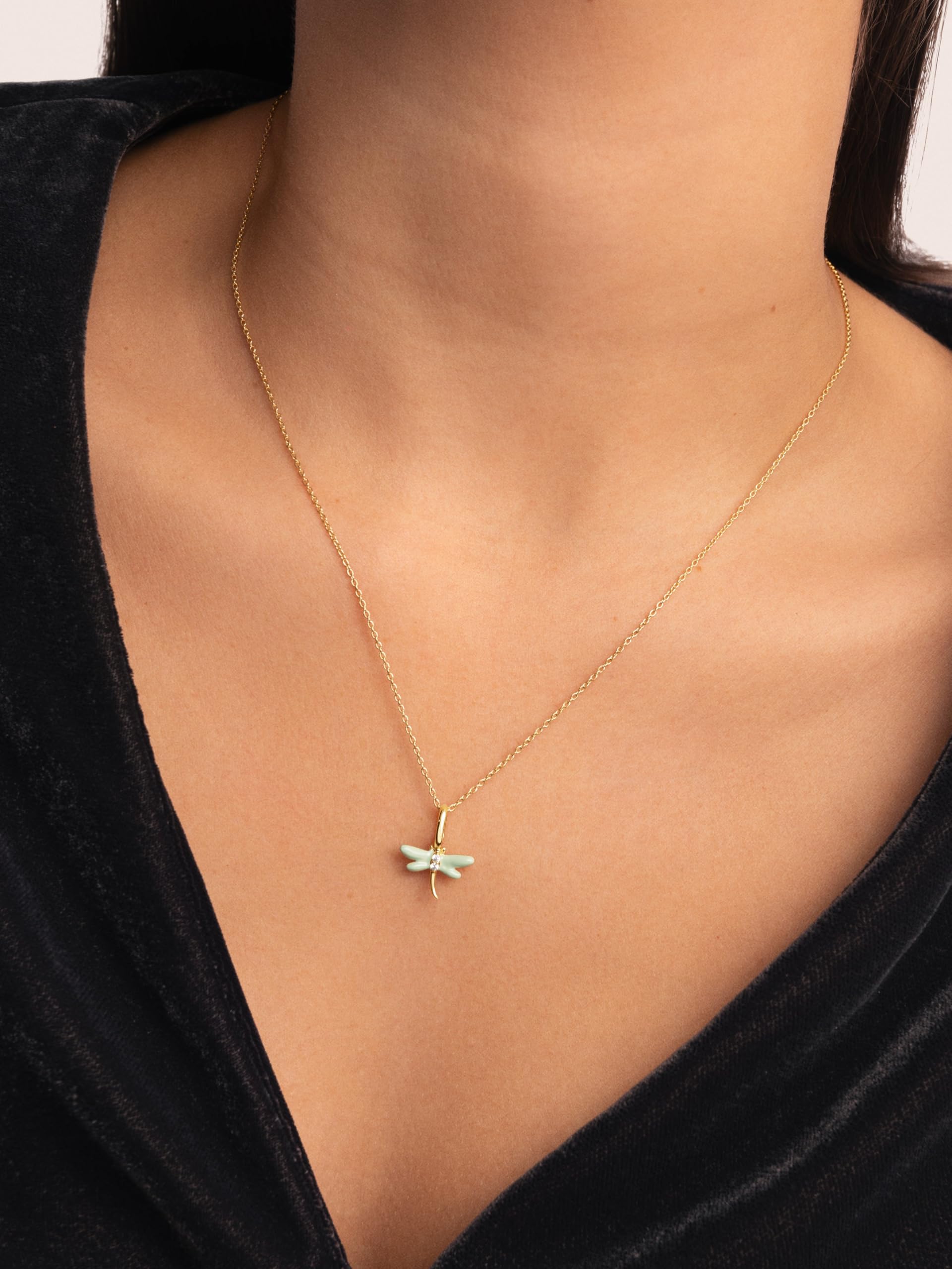 SINGULARU - Charm Libélula. Plata de Ley 925 con acabado en Baño de Oro de 18kt. Colgante con Motivo Libélula y Detalles en Circonita y Esmalte. Cierre Asa. Joyas para Mujer