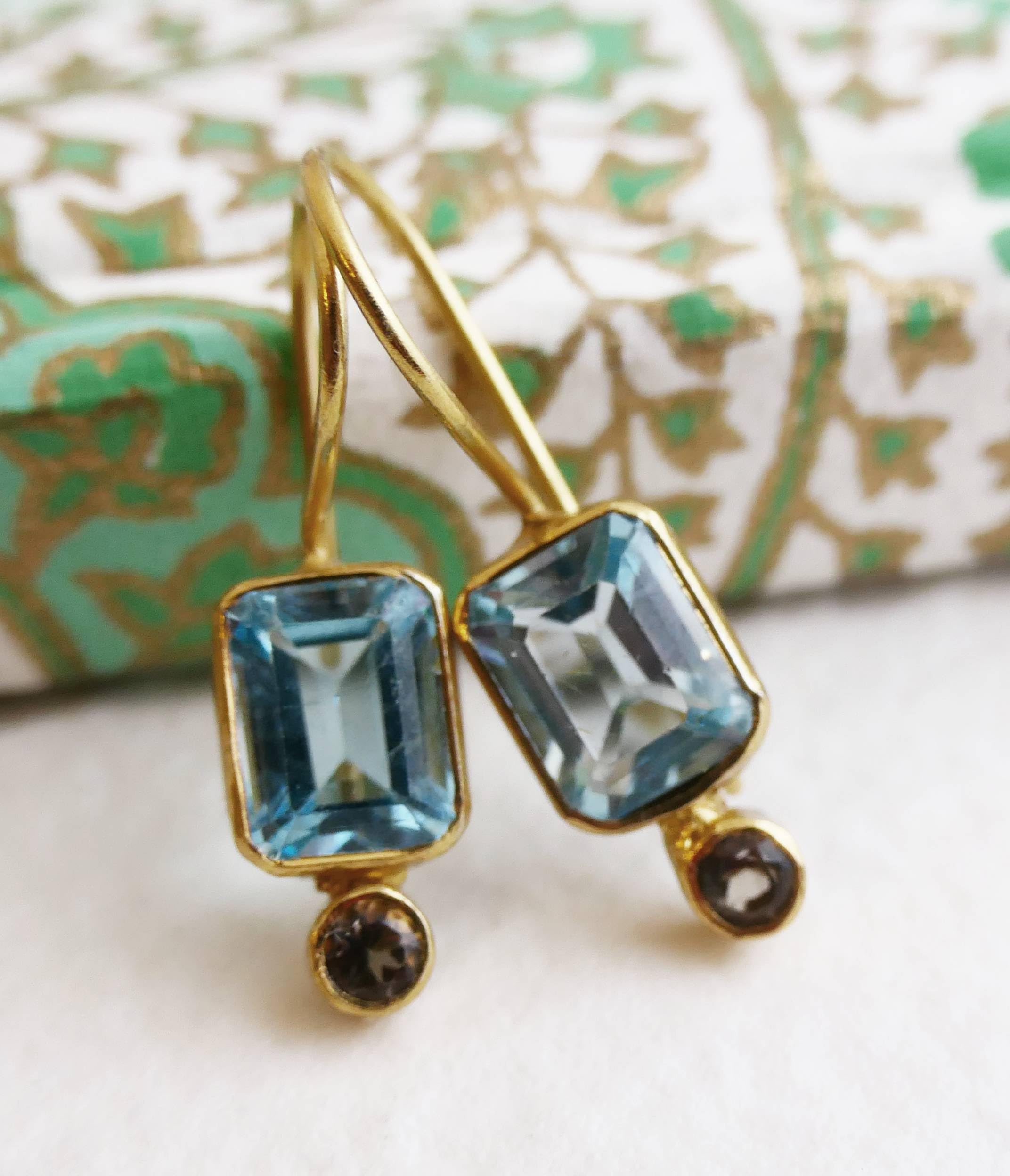 Orecchini Pendenti in Argento Sterling Placcato Oro con Topazio Azzurro Rettangolare e Quarzo Fumé - Design Geometrico e Pietre Naturali
