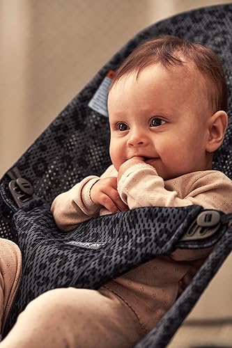 Miniatura 102 de BabyBjörn Bouncer Bliss, gris claro, tejido, edredón de pétalos Asiento gorila ajustable 2 en 1 para bebé y silla para niños pequeños, recién